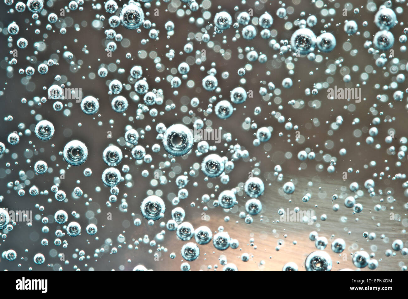 Des bulles d'air dans l'eau. Macro Banque D'Images