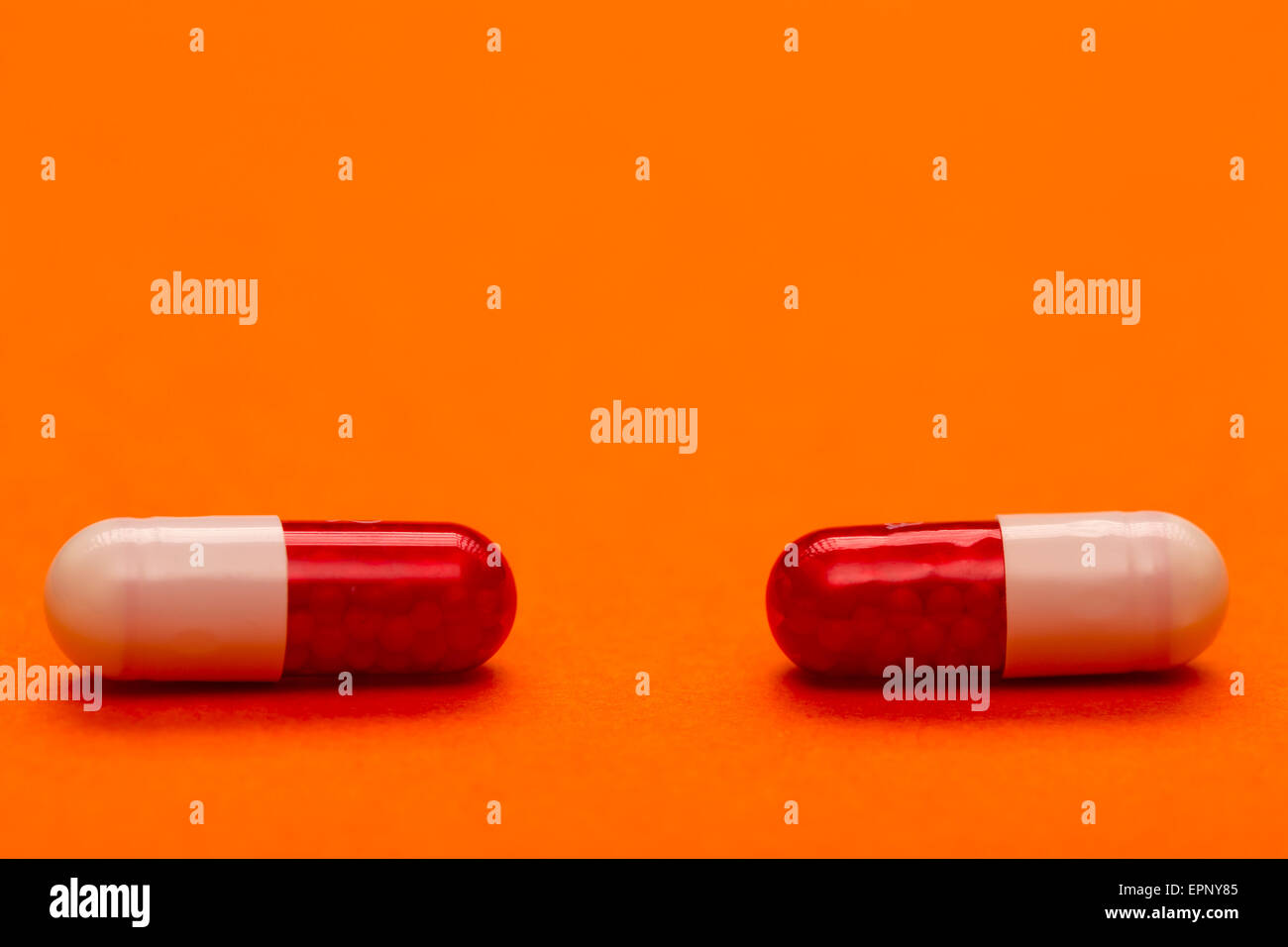 Capsules médicales couleur de texte sur fond rose Banque D'Images