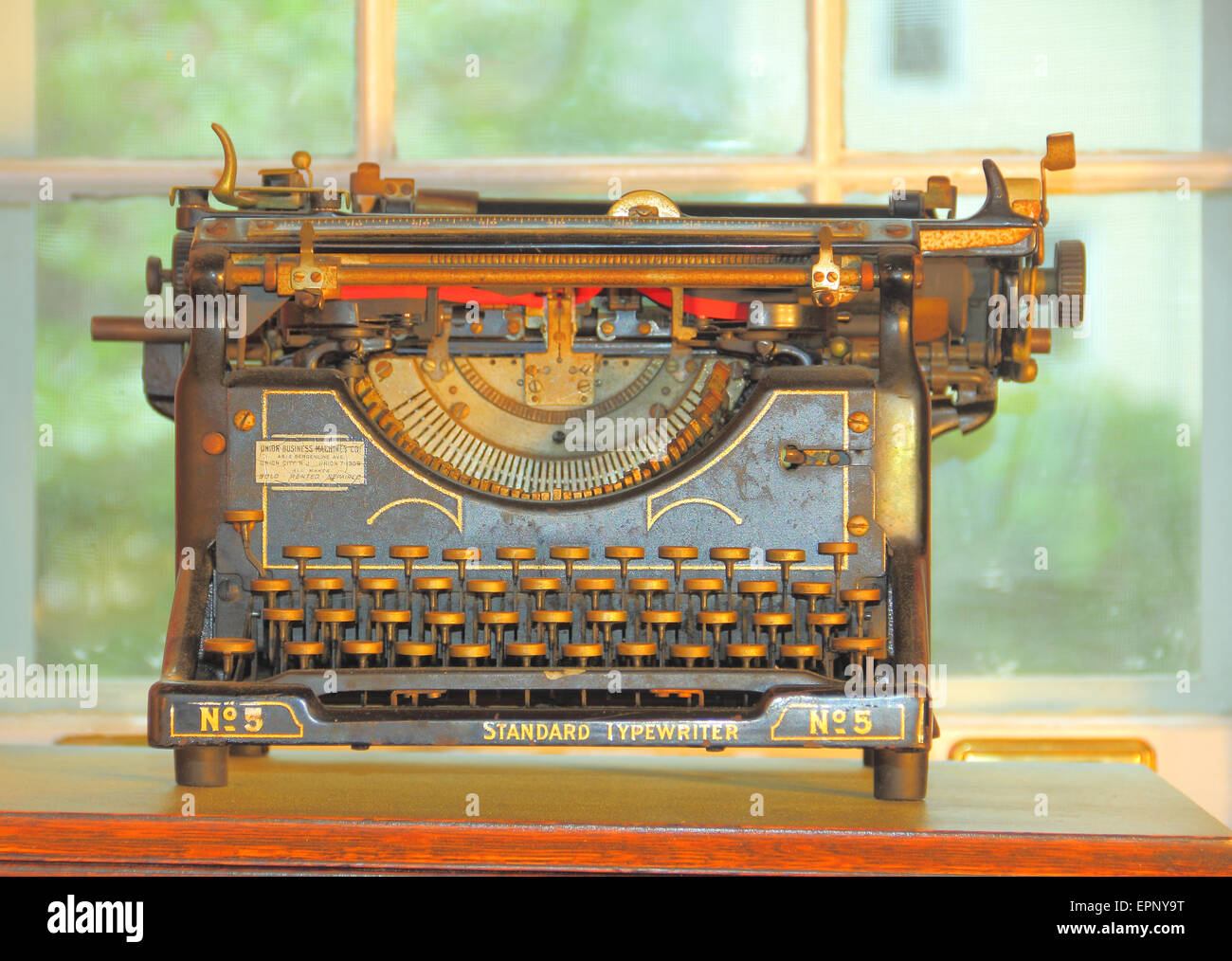 Une vieille machine à écrire vintage sur un bureau. Banque D'Images