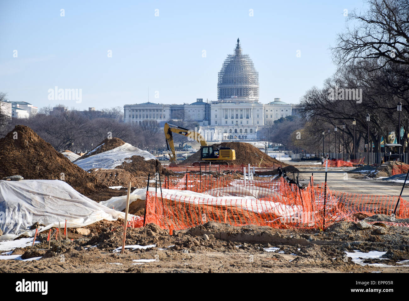 WASHINGTON DC, États-Unis — rénovations sur une section de l'extrémité est du National Mall à Washington DC, avec le dôme du bâtiment du Capitole des États-Unis en arrière-plan couvert d'échafaudages alors qu'il subit ses propres réparations. Banque D'Images