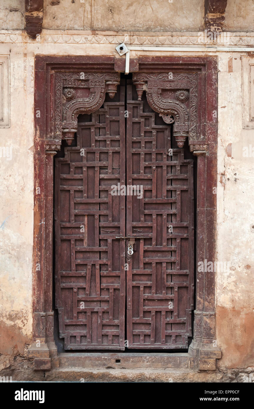 Vieille porte en bois dans la région de Jahangir Mahal ou Orchha Palace est situé dans la garnison de la citadelle et d'Orchha. Le Madhya Pradesh. L'Inde Banque D'Images