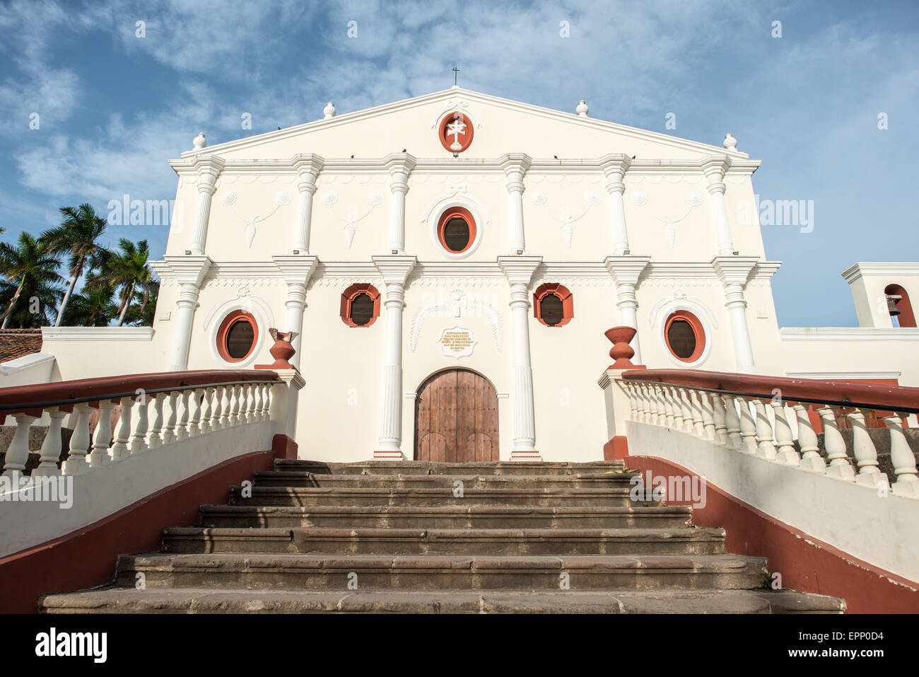 Centro Cultural Convento San Francisco façade Grenade Nicaragua // GRANADA, Nicaragua — la façade du Centro Cultural Convento San Francisco est l'une des structures coloniales les plus importantes de Grenade, Nicaragua. Construit en 1529, cet ancien couvent franciscain est l'un des plus anciens bâtiments coloniaux d'Amérique centrale et fonctionne maintenant comme un centre culturel et un musée. Le bâtiment présente une architecture coloniale espagnole distinctive avec son entrée imposante et des motifs religieux. Centro Cultural Convento San Francisco abrite une importante collection de statues et d'objets précolombiens Banque D'Images
