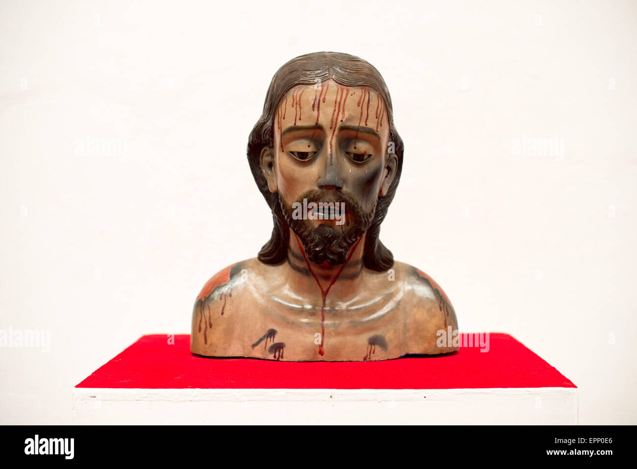 Centro Cultural Convento San Francisco œuvres religieuses Granada Nicaragua // GRANADA, Nicaragua — œuvres d'art religieux et objets coloniaux sont exposés au Centro Cultural Convento San Francisco à Grenade. Le centre culturel est logé dans un ancien couvent franciscain qui date de 1529, ce qui en fait l'une des plus anciennes structures coloniales du Nicaragua. Le musée présente une collection de statues précolombiennes, de peintures religieuses et d'objets historiques qui représentent le riche patrimoine culturel de la région. Le bâtiment du couvent présente des murs jaunes distinctifs et l'architecture coloniale t Banque D'Images