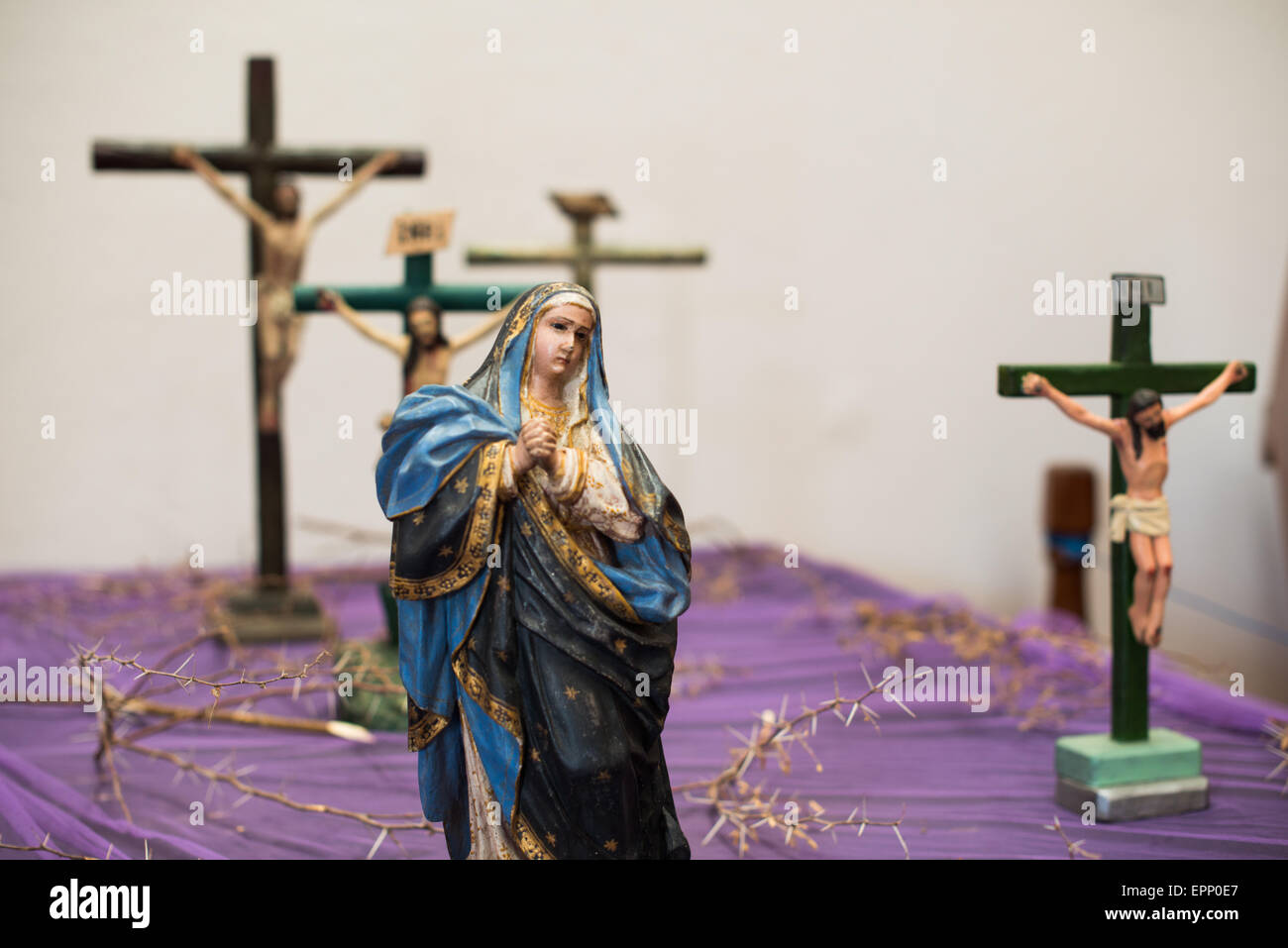 Centro Cultural Convento San Francisco œuvres religieuses Granada Nicaragua // GRANADA, Nicaragua — œuvres d'art religieux et objets coloniaux sont exposés au Centro Cultural Convento San Francisco à Grenade. Le centre culturel est logé dans un ancien couvent franciscain qui date de 1529, ce qui en fait l'une des plus anciennes structures coloniales du Nicaragua. Le musée présente une collection de statues précolombiennes, de peintures religieuses et d'objets historiques qui représentent le riche patrimoine culturel de la région. Le bâtiment du couvent présente des murs jaunes distinctifs et l'architecture coloniale t Banque D'Images