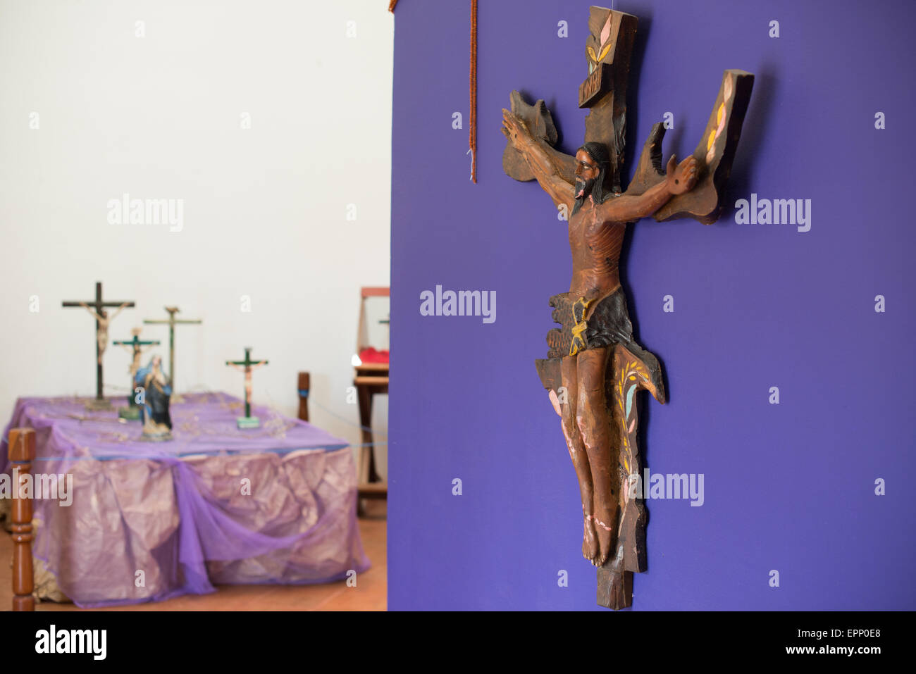 Centro Cultural Convento San Francisco œuvres religieuses Granada Nicaragua // GRANADA, Nicaragua — œuvres d'art religieux et objets coloniaux sont exposés au Centro Cultural Convento San Francisco à Grenade. Le centre culturel est logé dans un ancien couvent franciscain qui date de 1529, ce qui en fait l'une des plus anciennes structures coloniales du Nicaragua. Le musée présente une collection de statues précolombiennes, de peintures religieuses et d'objets historiques qui représentent le riche patrimoine culturel de la région. Le bâtiment du couvent présente des murs jaunes distinctifs et l'architecture coloniale t Banque D'Images