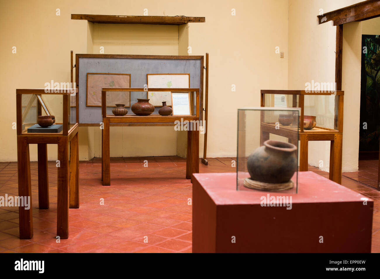 Poterie nicaraguayenne Centro Cultural Convento San Francisco Grenade // GRANADA, Nicaragua — la poterie traditionnelle nicaraguayenne est exposée au Centro Cultural Convento San Francisco, un centre culturel dédié à la préservation et à la mise en valeur de l'histoire et du patrimoine artistique de la région. Le musée occupe un ancien couvent franciscain datant du XVIe siècle, ce qui en fait l'un des plus anciens bâtiments coloniaux d'Amérique centrale. Situé à quelques pâtés de maisons seulement du Parque Central, dans le quartier historique de Grenade, le centre présente diverses expositions d'objets précolombiens, d'art religieux et de cra locale Banque D'Images
