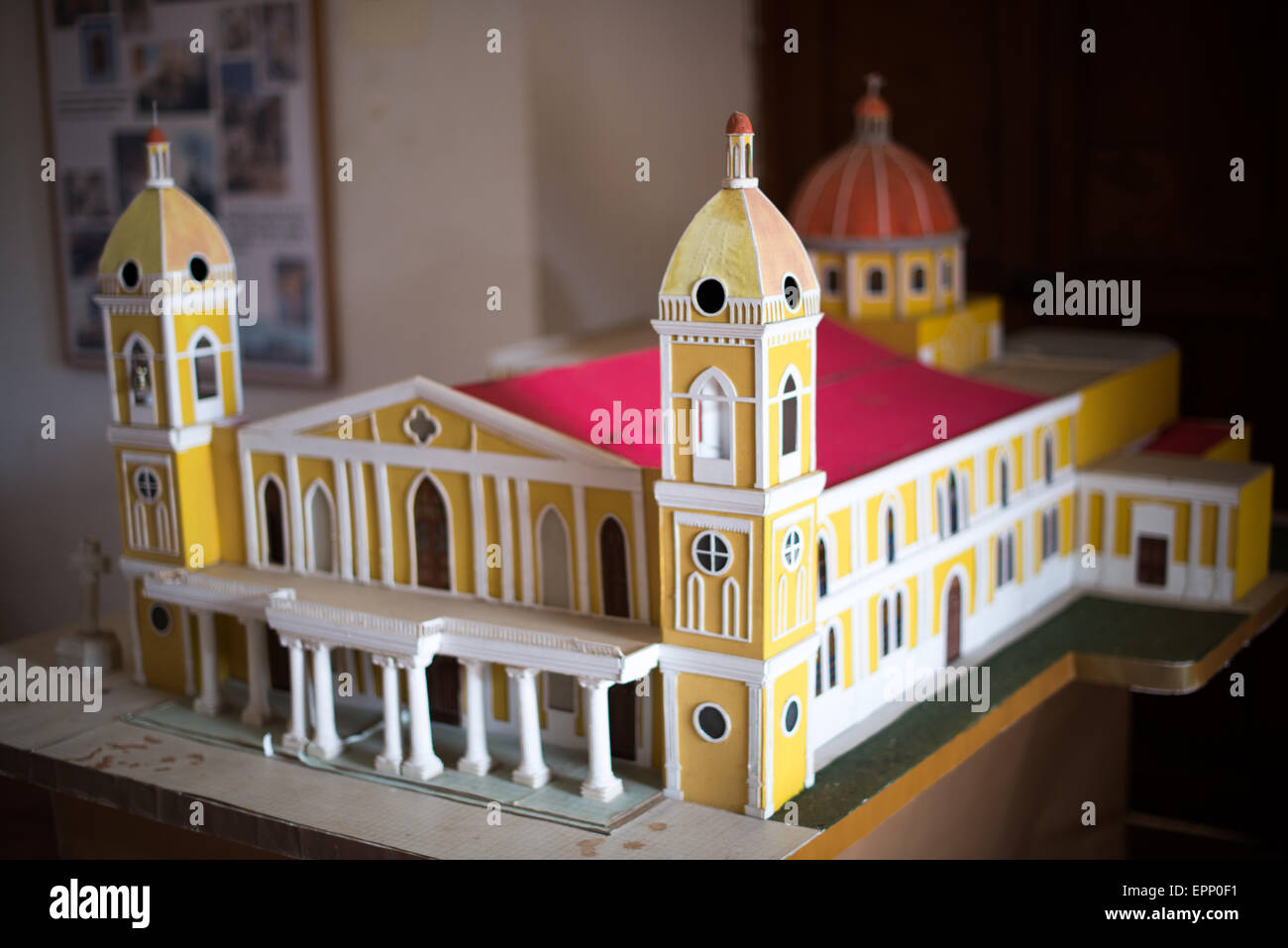 Modèle architectural de la cathédrale de Grenade Granada Nicaragua // GRENADE, Nicaragua — Un modèle architectural détaillé de la cathédrale de Grenade exposé au Centro Cultural Convento San Francisco à Grenade. Le centre culturel, installé dans un ancien couvent franciscain datant de 1529, sert de musée présentant l'histoire et le patrimoine culturel de la région. La Cathédrale de Grenade, officiellement connue sous le nom de Cathédrale de Grenade ou Catedral de Granada, est l'une des plus importantes structures religieuses coloniales du Nicaragua, construite au XVIe siècle et reconstruite plusieurs fois. La collégiale du musée Banque D'Images