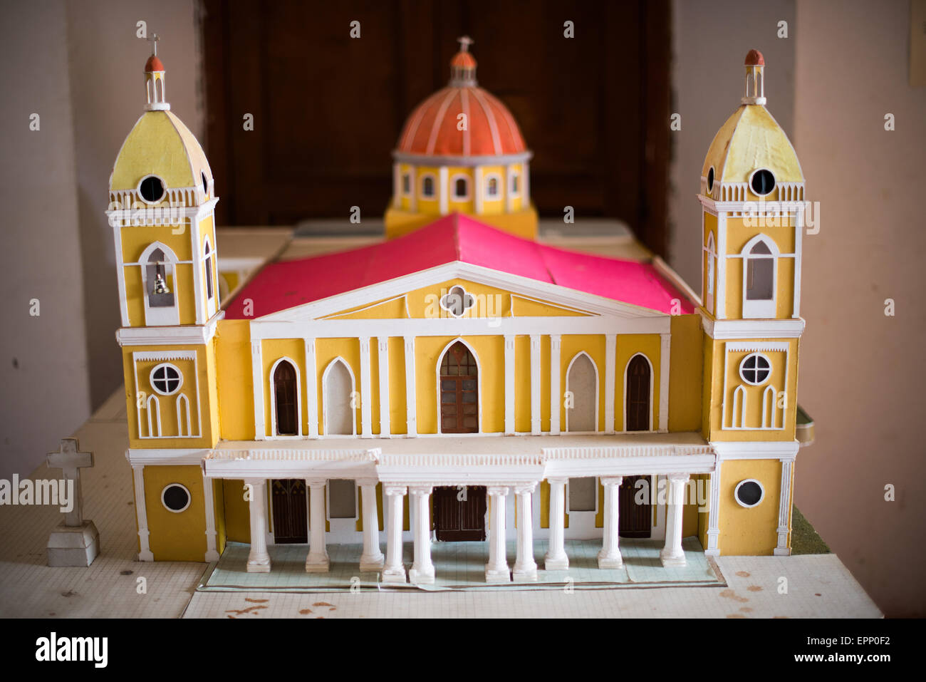 Modèle architectural de la cathédrale de Grenade Granada Nicaragua // GRENADE, Nicaragua — Un modèle architectural détaillé de la cathédrale de Grenade exposé au Centro Cultural Convento San Francisco à Grenade. Le centre culturel, installé dans un ancien couvent franciscain datant de 1529, sert de musée présentant l'histoire et le patrimoine culturel de la région. La Cathédrale de Grenade, officiellement connue sous le nom de Cathédrale de Grenade ou Catedral de Granada, est l'une des plus importantes structures religieuses coloniales du Nicaragua, construite au XVIe siècle et reconstruite plusieurs fois. La collégiale du musée Banque D'Images