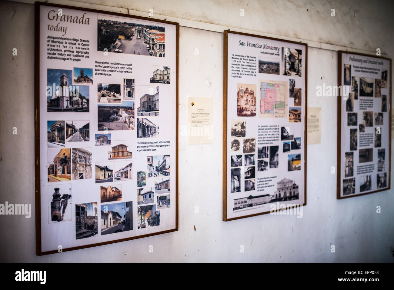 Centro Cultural Convento San Francisco panneaux d'information Grenade Nicaragua // GRANADA, Nicaragua — les panneaux d'information affichés au Centro Cultural Convento San Francisco fournissent un contexte historique sur l'importance culturelle de Grenade et du monastère de San Francisco. Situé à quelques pâtés de maisons du Parque Central, ce centre culturel occupe un monastère historique qui est décrit comme l'un des monuments nationaux les plus importants du Nicaragua. Les panneaux soulignent l'architecture distinctive et l'histoire séculaire de Grenade qui la rendent unique en Amérique centrale. Le texte fait référence à une revitalisation pr Banque D'Images
