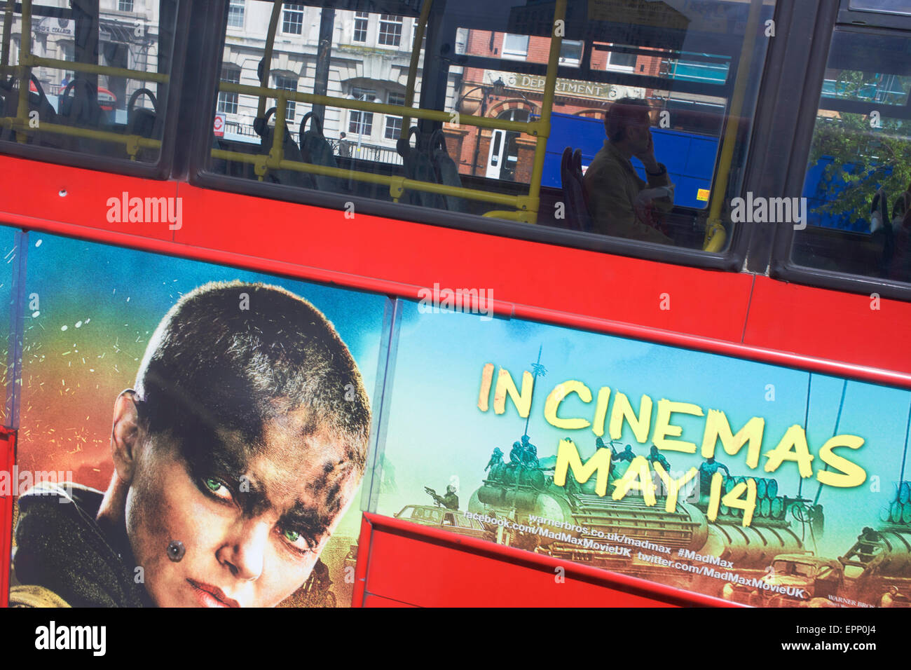 Homme seul sur le centre de Londres et bus. la publicité du film Banque D'Images