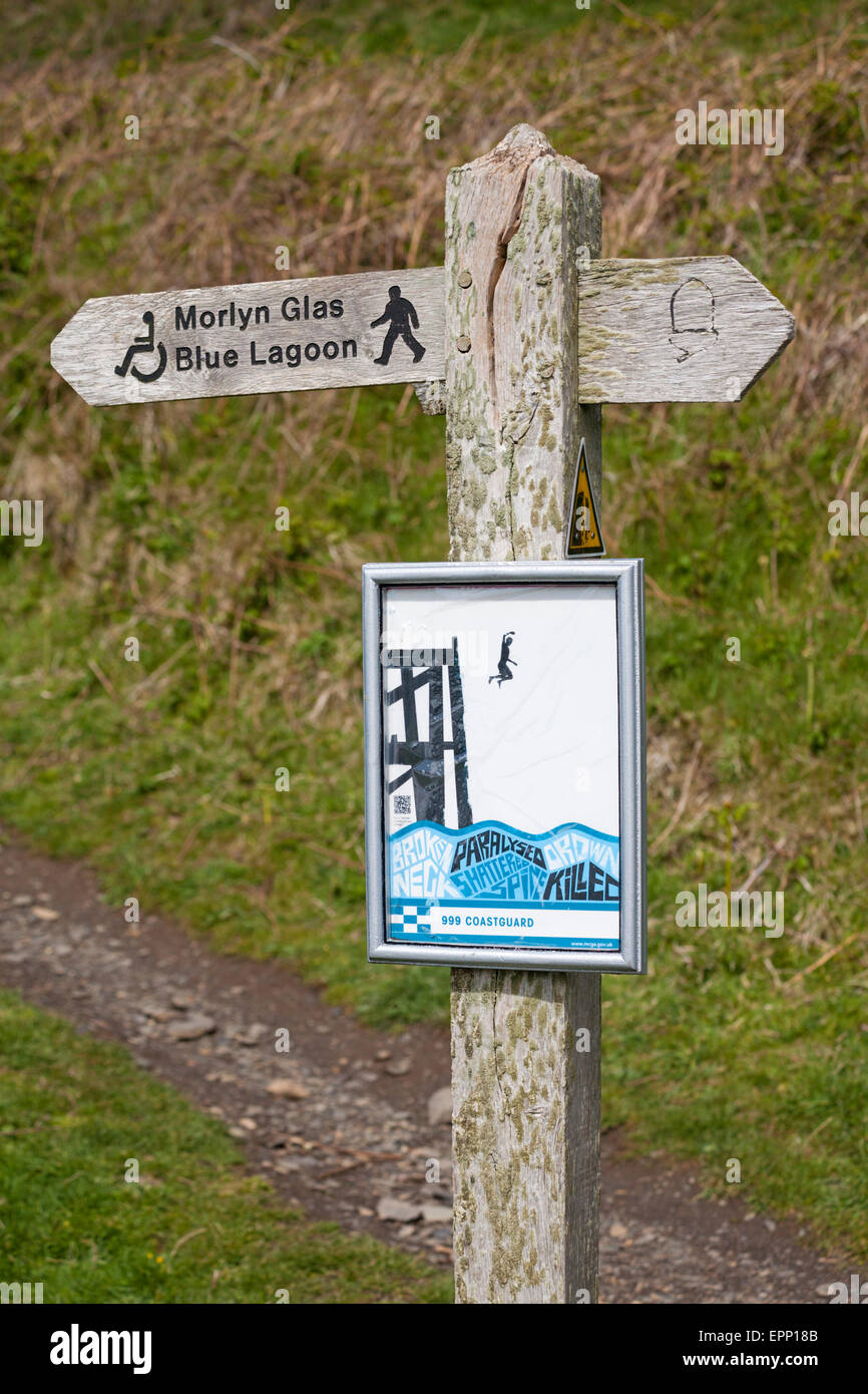 Panneau indiquant la distance et la direction du Blue Lagoon et affiche d'avertissement à Abereiddy, Pembrokeshire Coast National Park, pays de Galles, Royaume-Uni en mai - Abereiddi Banque D'Images