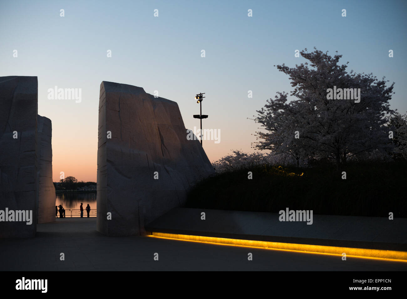 WASHINGTON DC, Etats-Unis - une vue sur le mémorial Martin Luther King avant l'aube, à la recherche, à travers la montagne d'espoir vers l'eau du bassin de marée dans la distance. Ouvert en 2011, le Martin Luther King Jr Memorial se trouve sur les rives de la Tidal Basin à Washington DC et commémore la civil rights leader. Banque D'Images