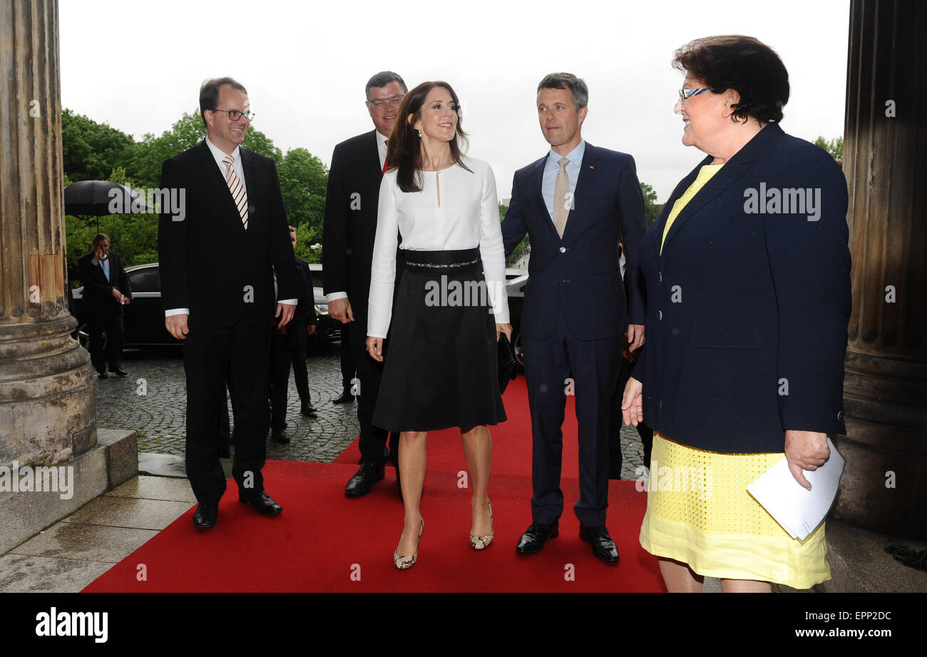 Munich, Allemagne. 20 mai, 2015. Frederik (2-R), Prince héritier de Danemark, sa femme Marie (C), et Mogens Jensen (2-L), Ministre danois de l'échange et la coopération au développement, sont reçus par Barbara Stamm (R), Président du parlement de la Bavière, à l'arrivée au Parlement de l'État de Bavière à Munich, Allemagne, 20 mai 2015. Frederik, Prince héritier du Danemark, et son épouse Marie sont en visite de travail à l'Allemagne intitulé 'Danish vivante" jusqu'au 21 mai. PHOTO : ANDREAS GEBERT/dpa/Alamy Live News Banque D'Images