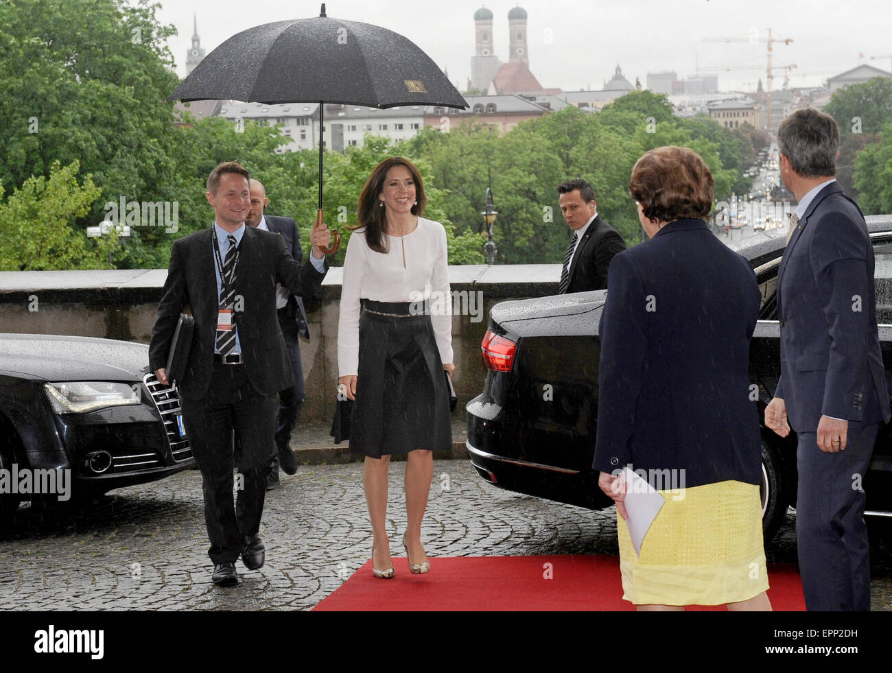 Munich, Allemagne. 20 mai, 2015. Marie (C), la Princesse du Danemark, est reçu par Barbara Stamm (2-R), Président du parlement de la Bavière, à l'arrivée à l'état le parlement bavarois à Munich, Allemagne, 20 mai 2015. Frederik, Prince héritier du Danemark, et son épouse Marie sont en visite de travail à l'Allemagne intitulé 'Danish vivante" jusqu'au 21 mai. PHOTO : ANDREAS GEBERT/dpa/Alamy Live News Banque D'Images