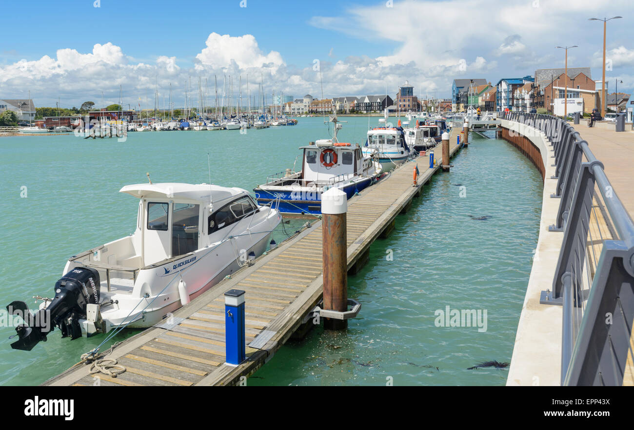 Rivière bateaux. Bateaux amarrés sur la rivière Arun, prises à partir de Arun Parade à Littlehampton, West Sussex, Angleterre, Royaume-Uni. Banque D'Images