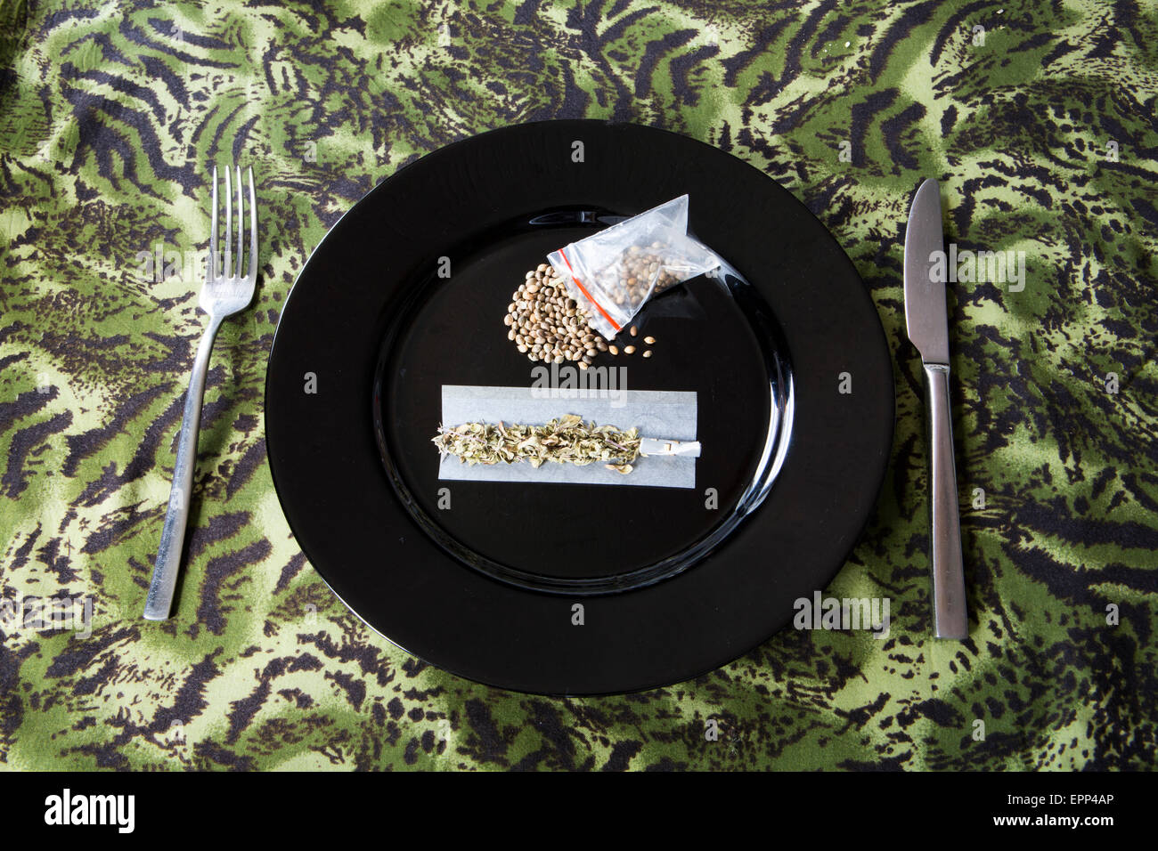 Représentation d'un humoristique inspiré de chanvre avec repas, les graines de chanvre, l'origan et rizlas. Banque D'Images