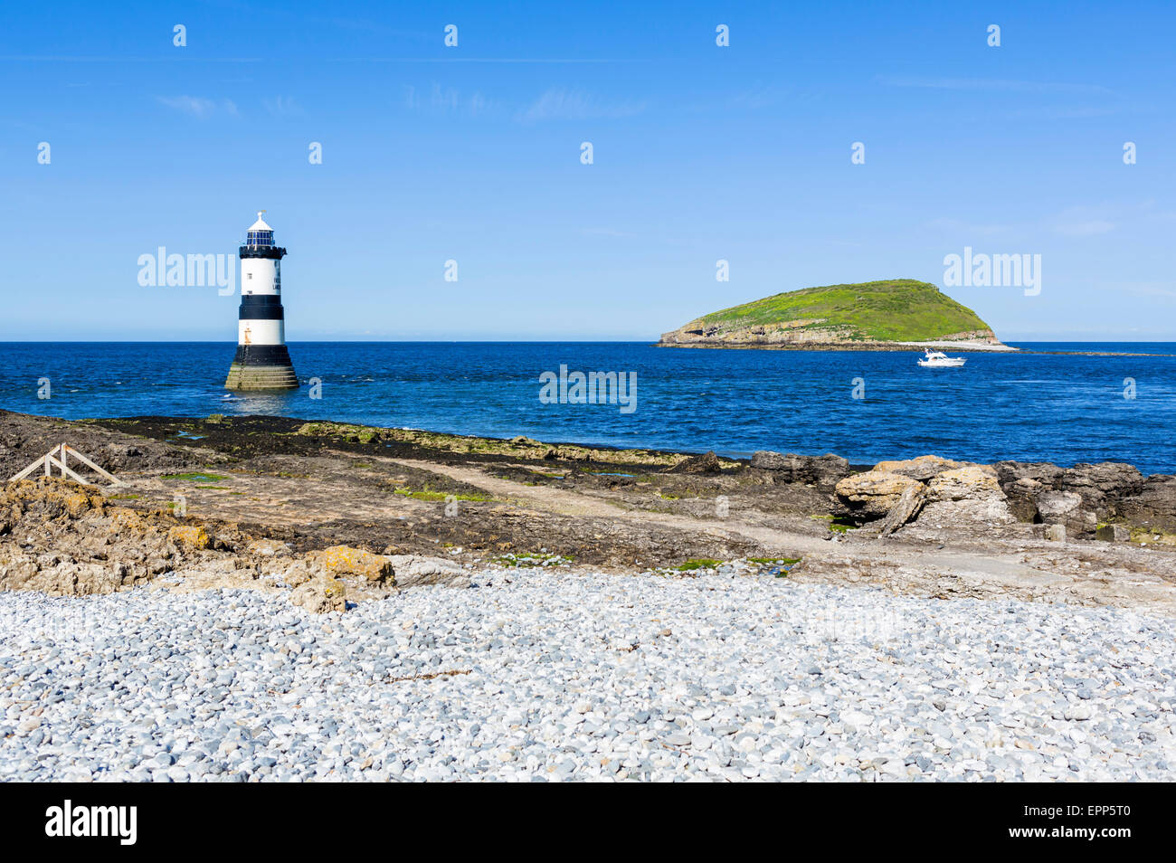 Phare et l'île de macareux de Penmon Point, Anglesey, Pays de Galles, Royaume-Uni Banque D'Images