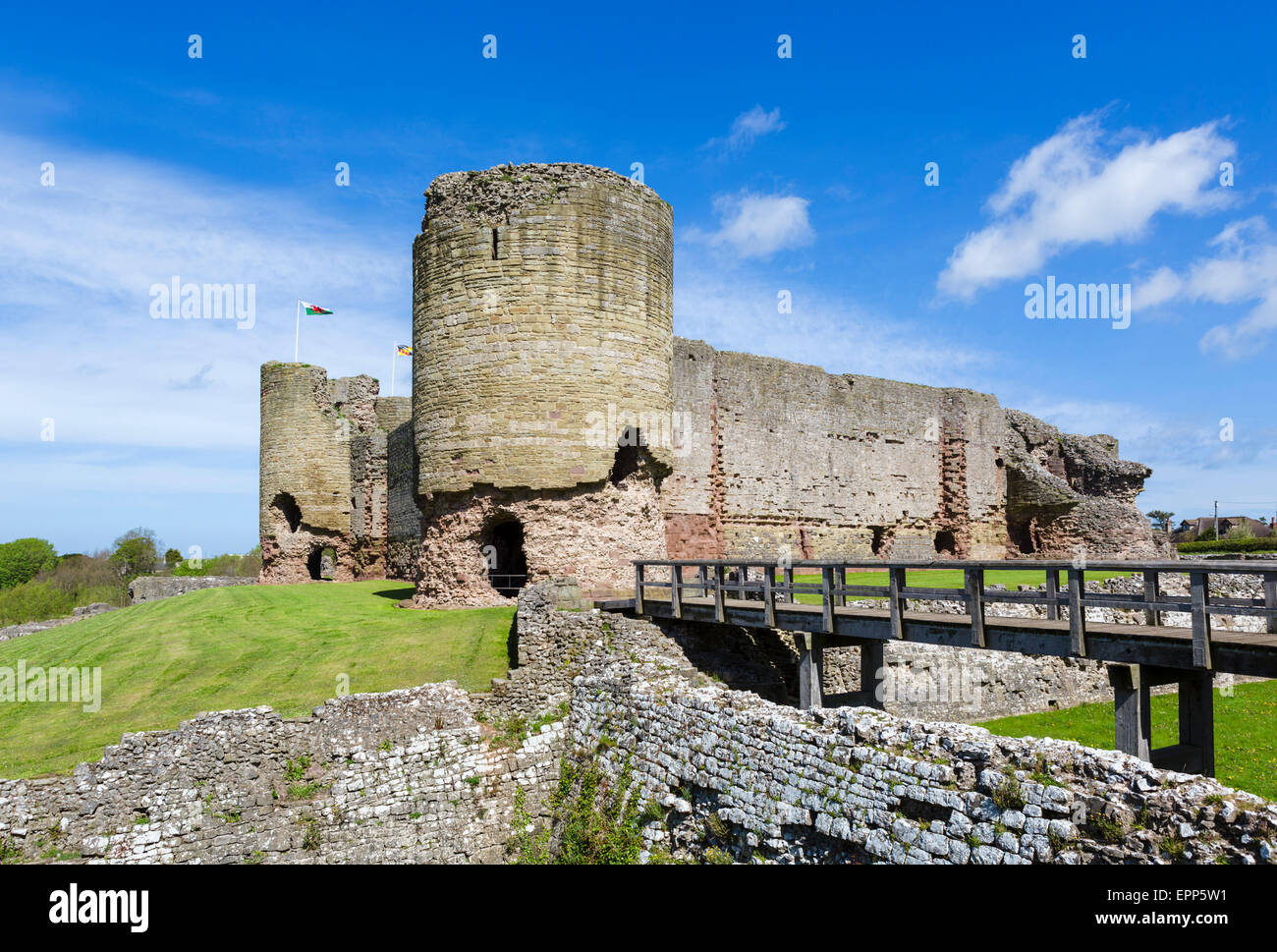 Les ruines de château Rhuddlan sur la rivière Clwyd, Rhuddlan, Denbighshire, Wales, UK Banque D'Images