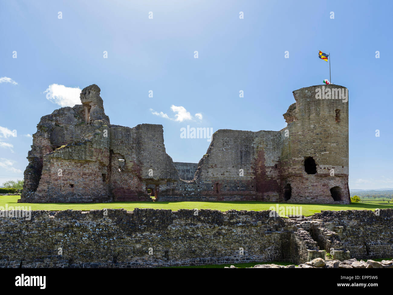 Les ruines de château Rhuddlan sur la rivière Clwyd, Rhuddlan, Denbighshire, Wales, UK Banque D'Images