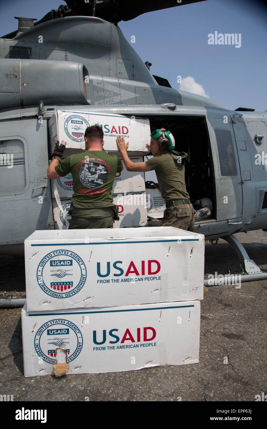 Des fournitures de secours pour les victimes du séisme népalais sont chargés sur un Corps des Marines américains UH-1Y Venom 19 mai 2015 Hélicoptère à Katmandou, au Népal. Le Népal se remet d'un séisme de magnitude 7,8 qui a frappé le royaume, le 25 avril et un tremblement de terre 7,3 le 12 mai. Banque D'Images