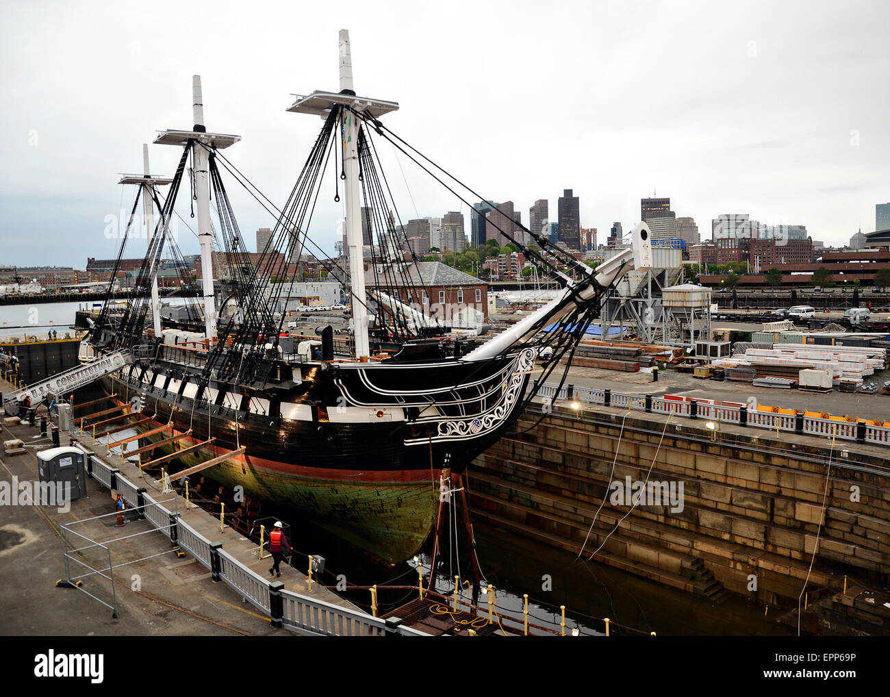 L'USS Constitution est placé en cale sèche pour la première fois en 19 ans dans le Charlestown Navy Yard pour un projet de restauration, le 19 mai 2015 à Charlestown, Massachusetts. Banque D'Images