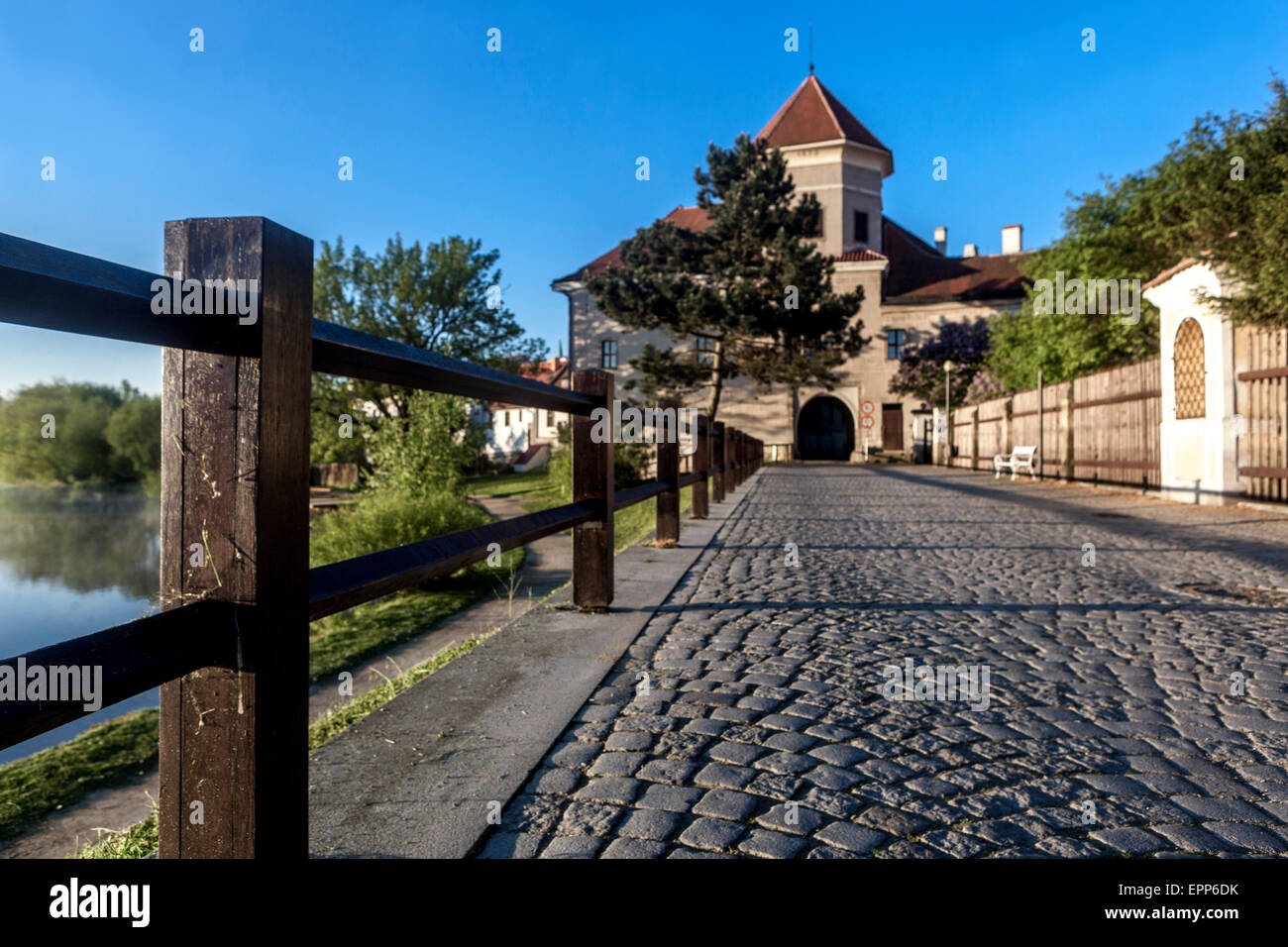 Telc, République tchèque, la route sur la rive de l'étang, à la ville, à une petite gate Banque D'Images