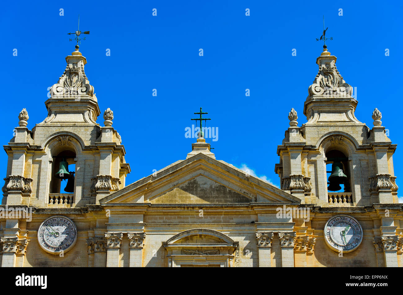 Façade de la cathédrale Saint-Paul avec deux horloges, Mdina, également Città Vecchia ou Città Notabile, Malte Banque D'Images