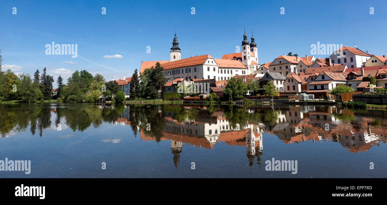 Telc, République tchèque, site du patrimoine mondial de l'UNESCO, paysage urbain de la vieille ville, avec vue sur le château à travers un étang, reflet dans l'eau, Telc, paysage tchèque Banque D'Images