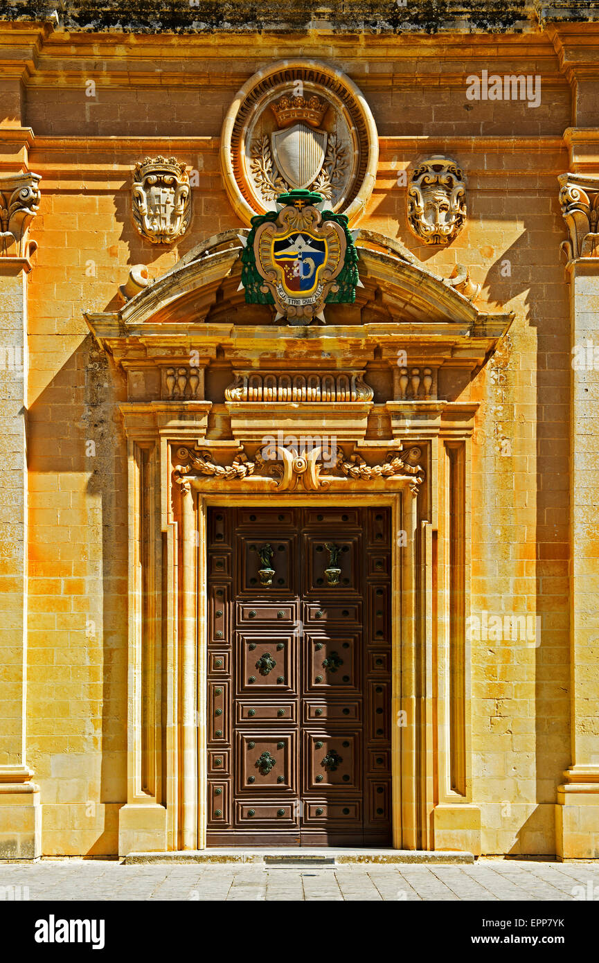 Armoiries de l'archevêque au-dessus du portail de la cathédrale Saint-Paul, Mdina, également Città Vecchia ou Città Notabile, Malte Banque D'Images