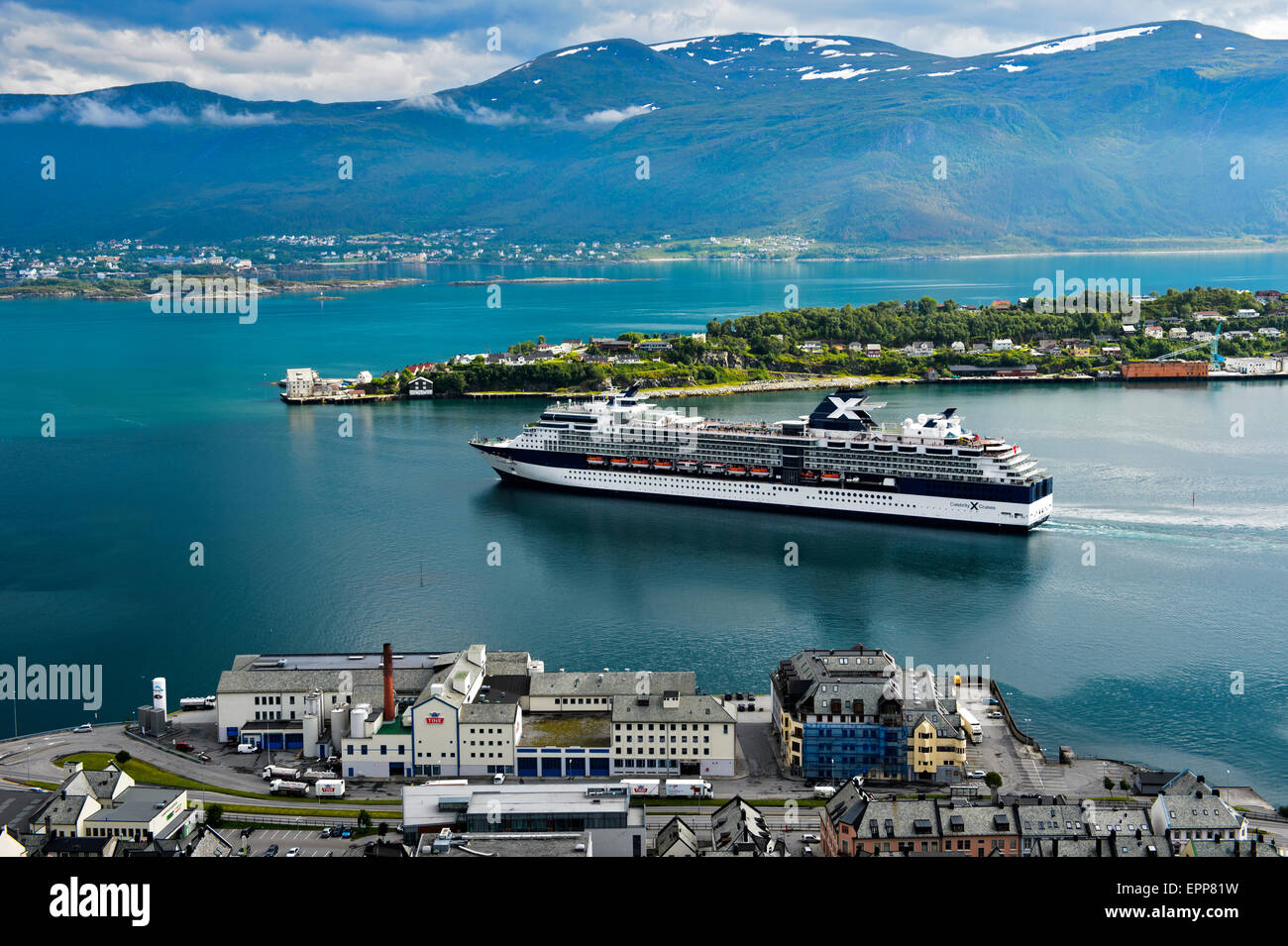 Célébration de célébrité de bateau de quitter le port d'Ålesund, Moere og Romsdal, Norvège Banque D'Images