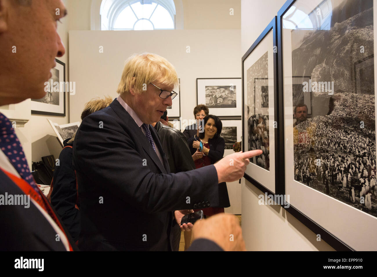 Londres, Royaume-Uni. 20 mai 2015. Boris Johnson regarde une photo de Sebastiao Salgado au Peter Fetterman Gallery. Le maire de Londres Boris Johnson a officiellement ou ouvre la photo London Art fair à Somerset House. La foire est ouverte au public du 21 au 24 mai 2015. Salué comme le plus grand et le plus important salon de photographie nouvelle jamais organisé à Londres. Il réunit plus de 70 galeries et propose des conférences, projections et performances. Photo : Bettina Strenske Banque D'Images