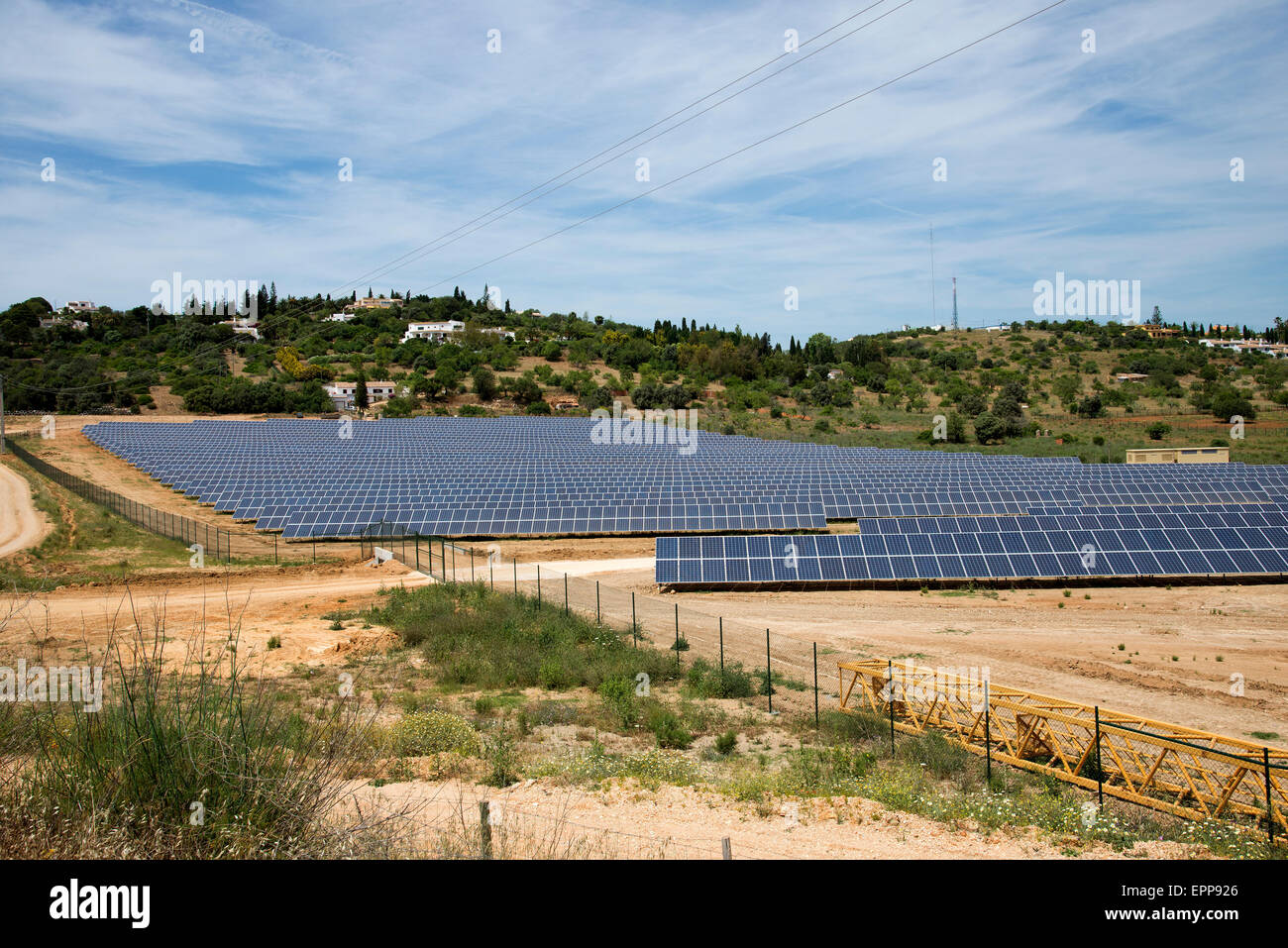 Les panneaux solaires sur les terres agricoles dans une zone de campagne. Portugal Europe Banque D'Images