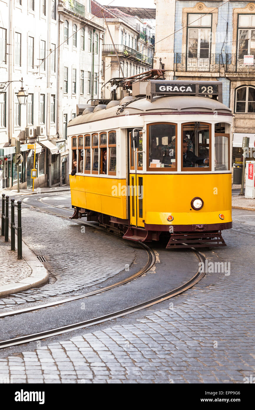 Célèbre tramway jaune 28 de Lisbonne au Portugal Banque D'Images