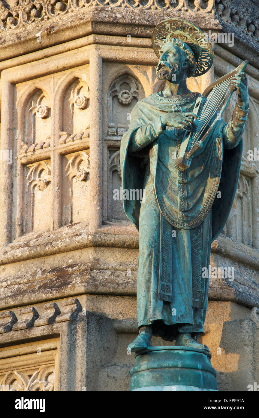 Monuments historiques. Une statuette de bronze de St Aldhelm, un détail de l'époque victorienne ornée Wingfield Digby Memorial, à l'extérieur de l'abbaye de Sherborne dans le Dorset, en Angleterre. Banque D'Images