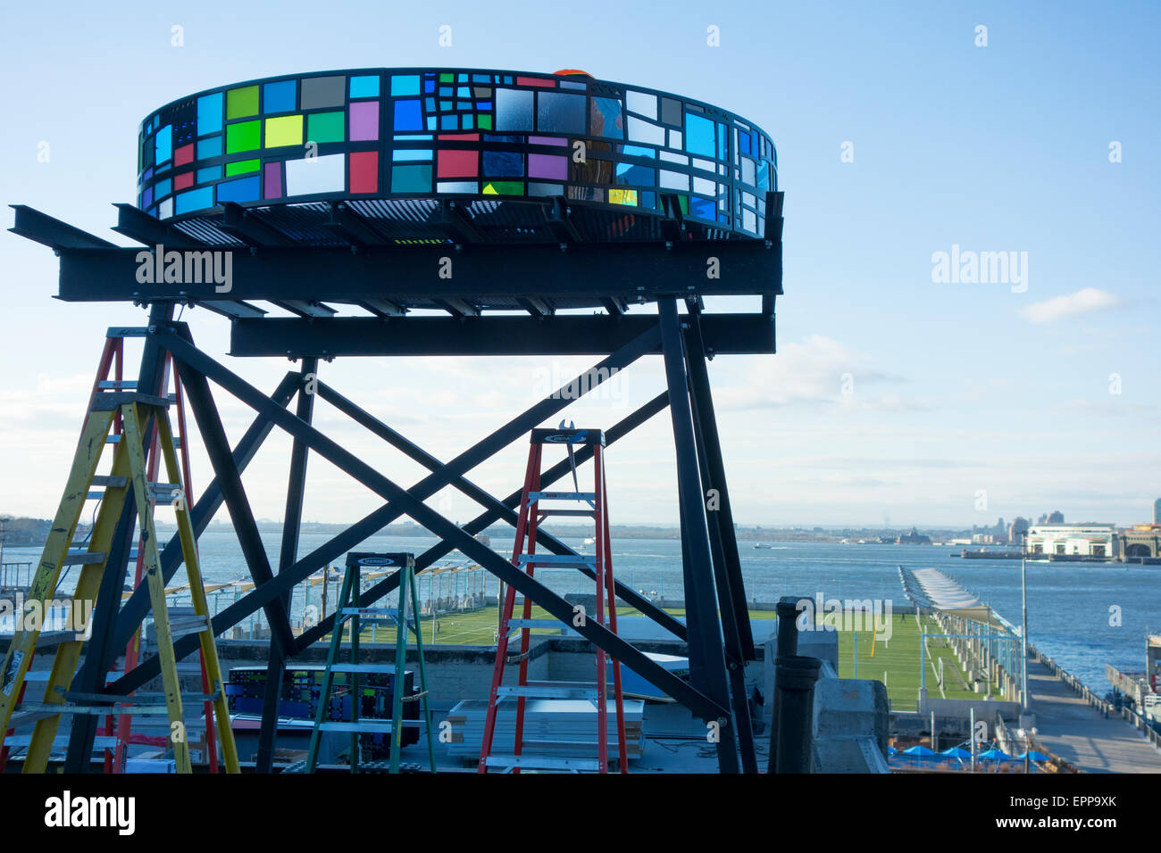 Château d'eau sculpture trois Tom Fruin Brooklyn NY Banque D'Images