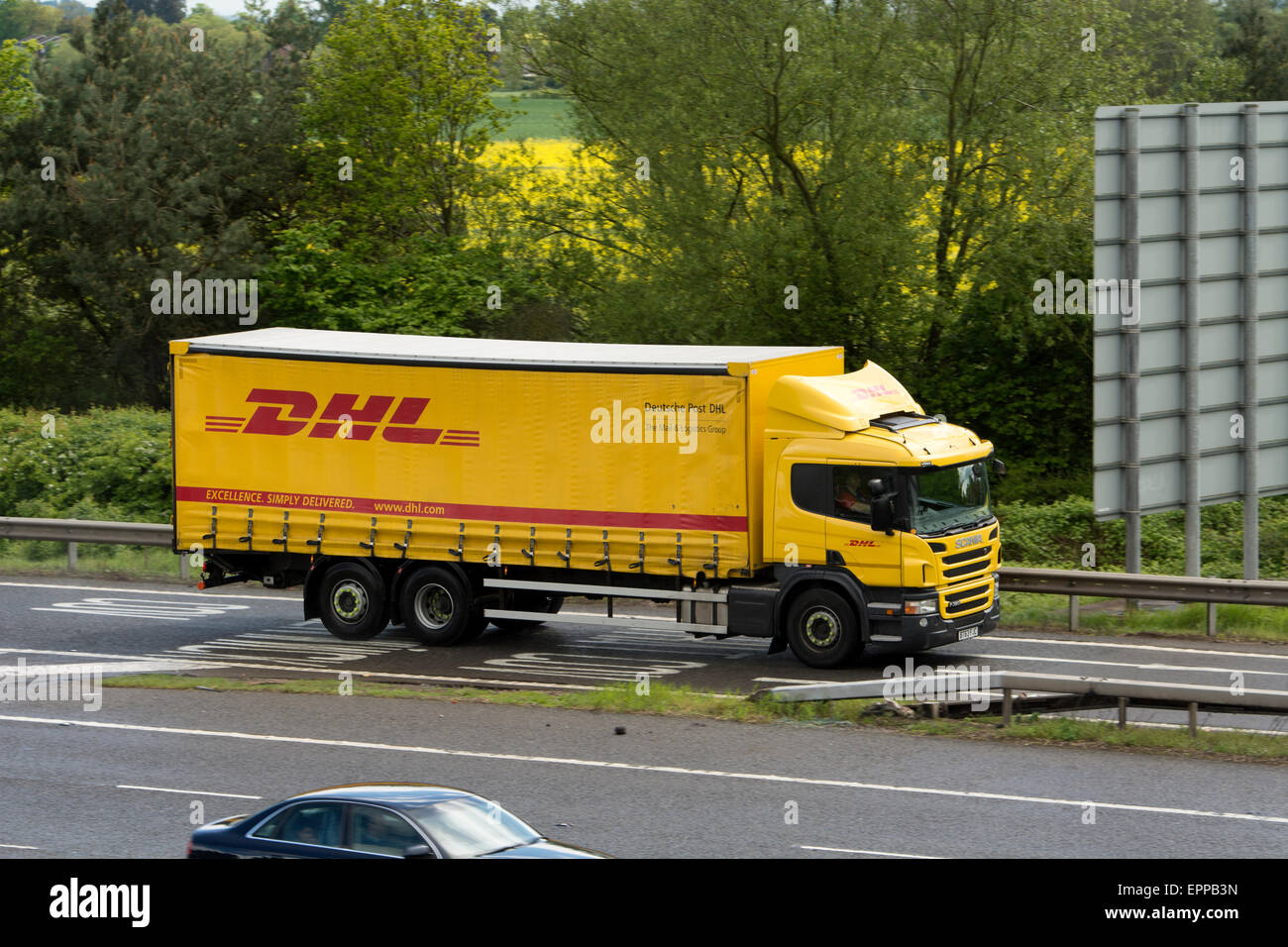 Camion DHL laissant autoroute M40, dans le Warwickshire, Royaume-Uni Banque D'Images