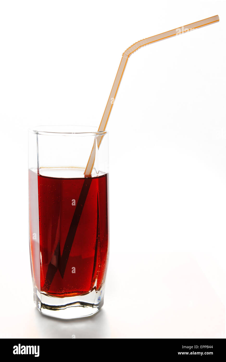 Rouge rafraîchissante boisson dans un verre avec de la paille pour les cocktails Banque D'Images