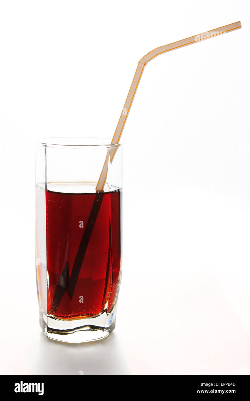 Rouge rafraîchissante boisson dans un verre avec de la paille pour les cocktails Banque D'Images