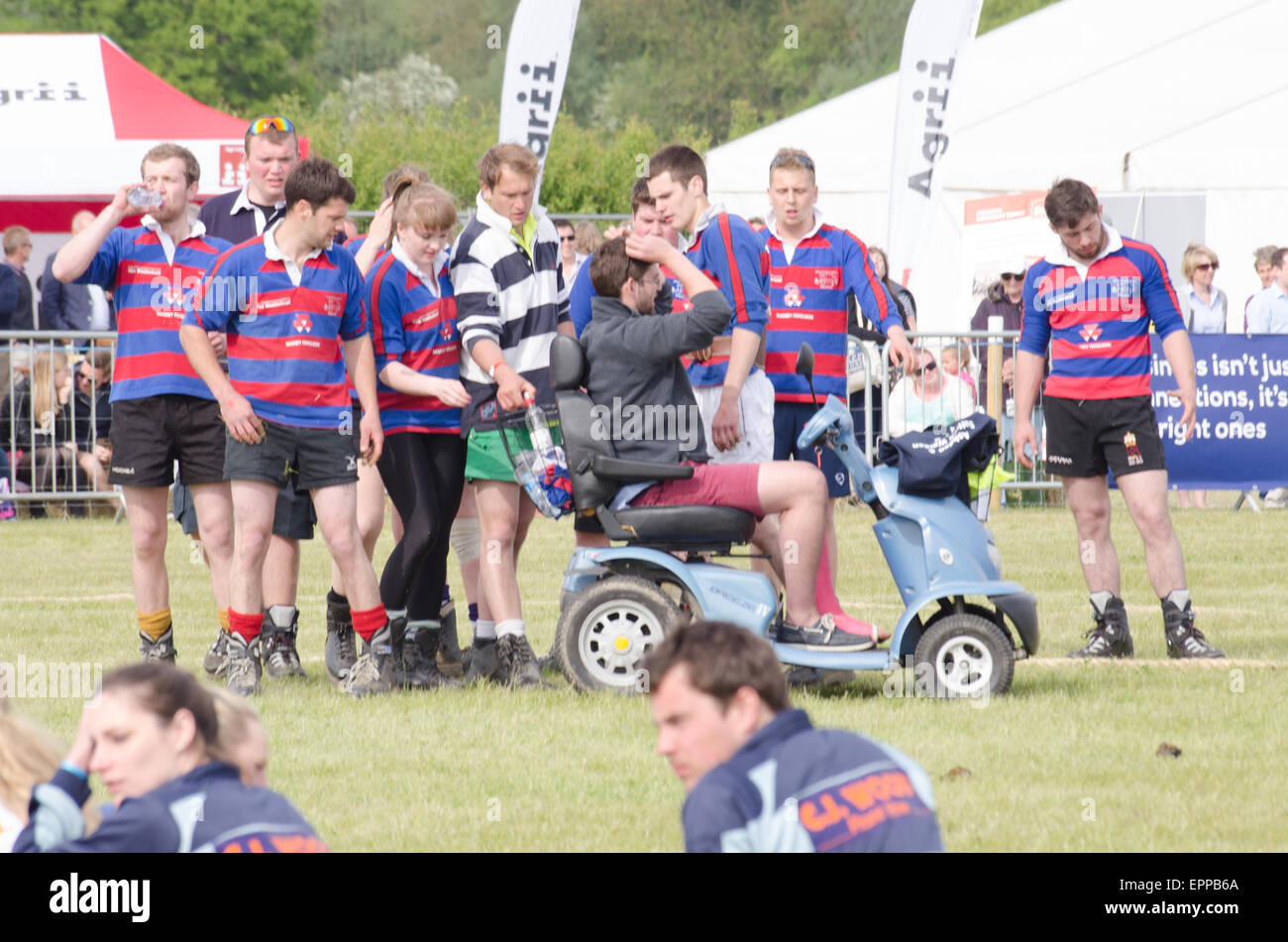 Concours de souque Essex Jeunes agriculteurs montrent le frêne et le Saffron Walden et l'équipe de Mens Ladies team relaxing Banque D'Images