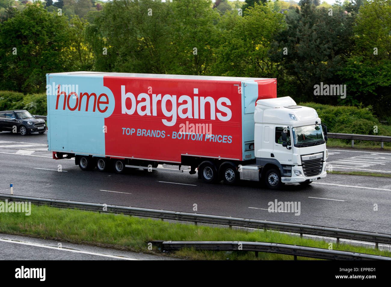 Accueil Bonnes affaires camion sur autoroute M40, dans le Warwickshire, Royaume-Uni Banque D'Images