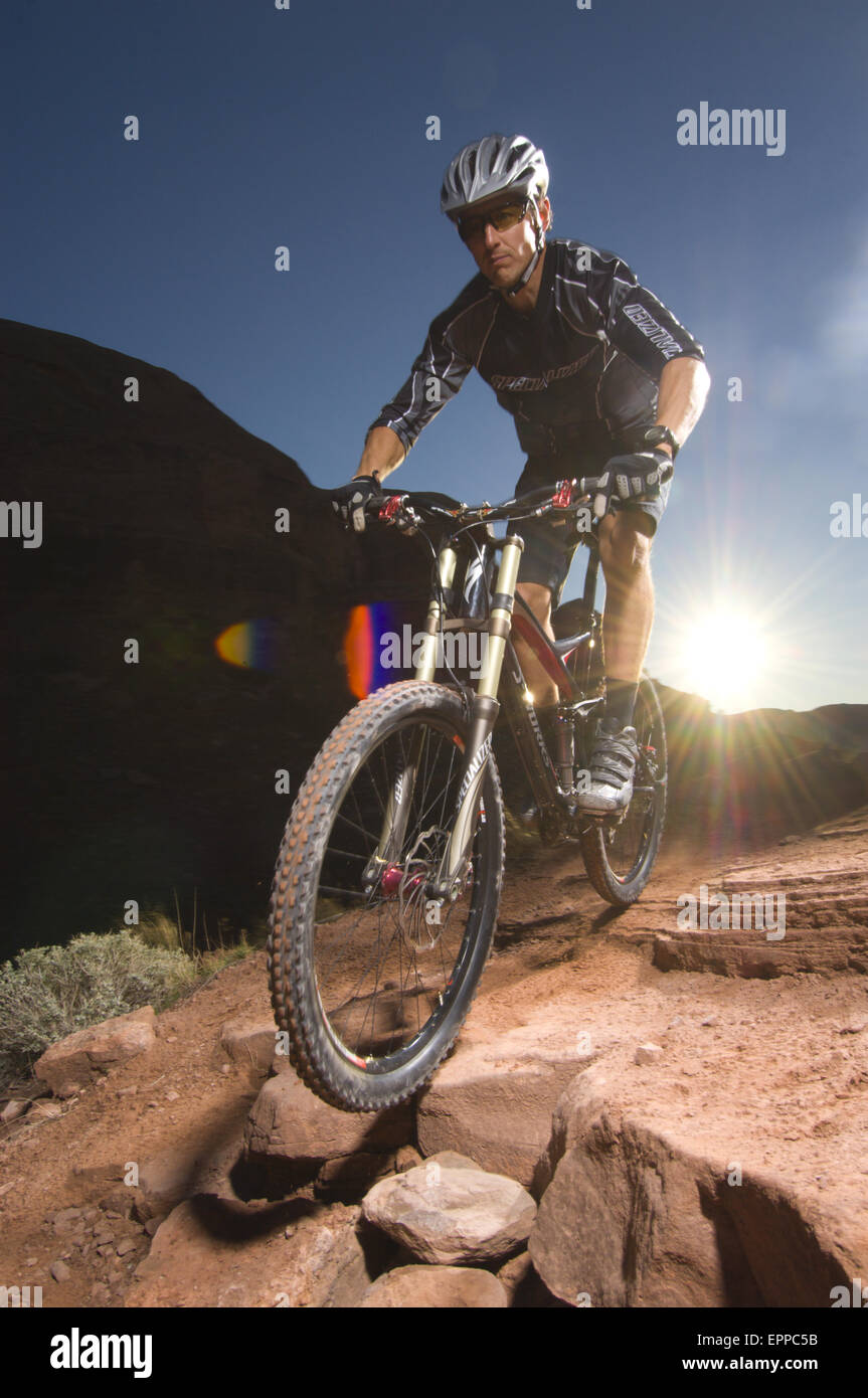 Man mountain biking sur Rim Trail à Porcupine Moab, Utah Banque D'Images