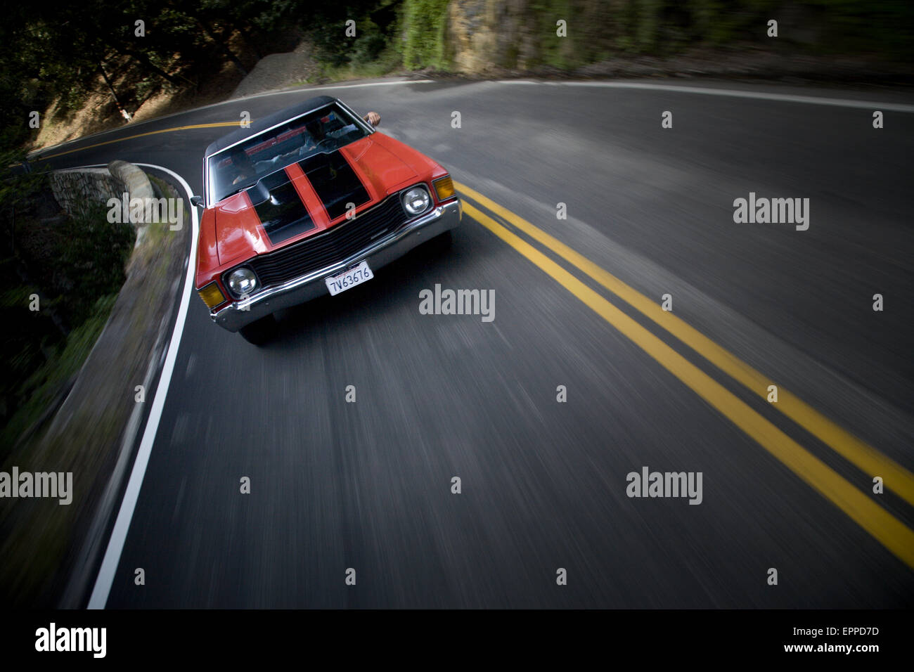 Voiture de muscle rouge sur une route de montagne. Banque D'Images