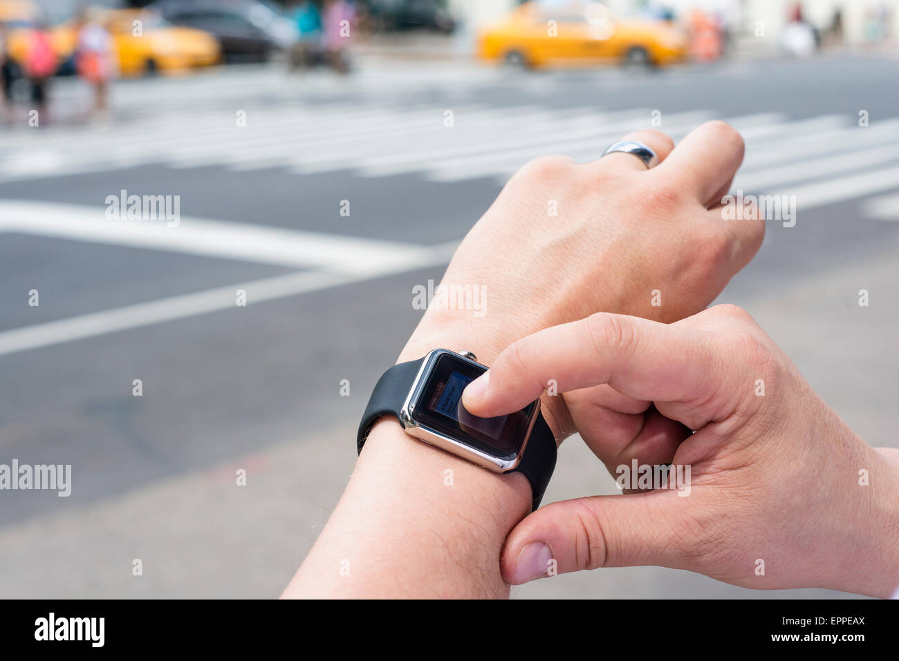 Un homme à l'aide d'un identifiant apple montre sur une intersection à New York pour les directions. Banque D'Images