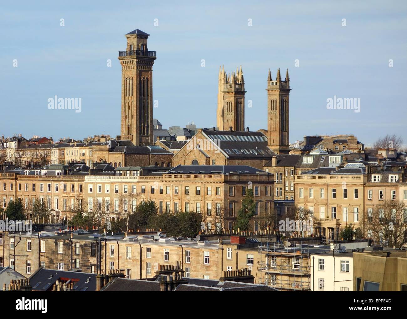 Vue sur la zone de forêts de Glasgow, en Écosse, et la blonde tenement grès propriétés. Banque D'Images