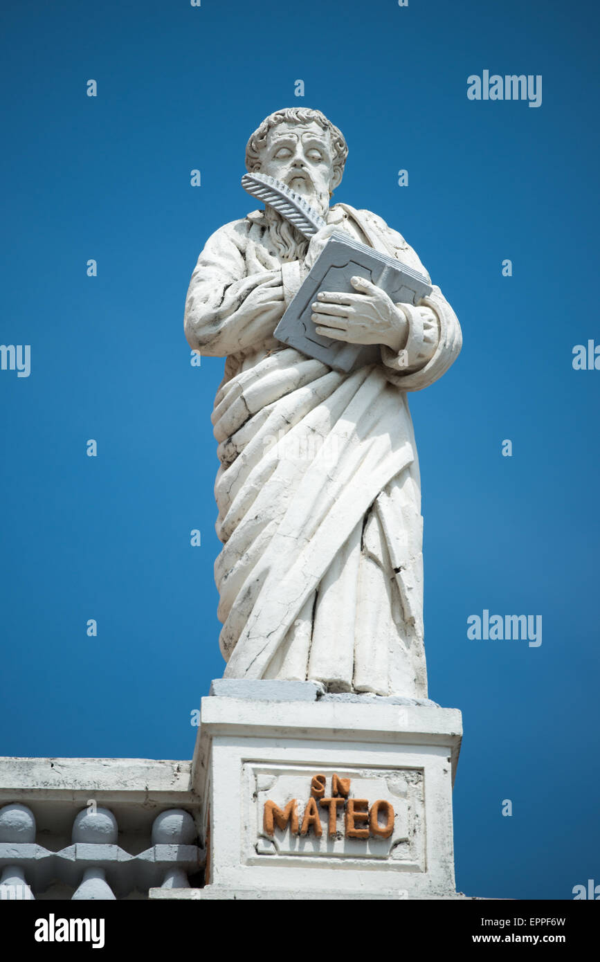 GRENADE, Nicaragua — Statue de Saint Matthieu qui se trouve au sommet de l'Iglesia de Xalteva. La barque de style Iglesia de Xalteva, dans la partie ouest de Grenade, a été construite à l'origine au 19ème siècle, mais elle a été détruite et reconstruite plusieurs fois depuis, plus récemment en 1921. Banque D'Images