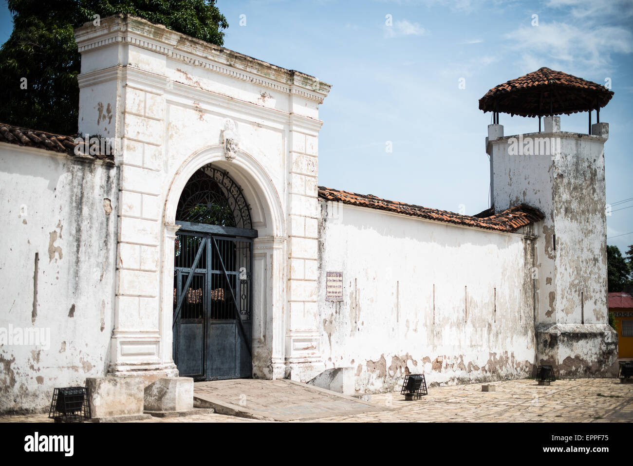 GRENADE, Nicaragua — Fuerte la Polvora, un fort colonial espagnol du XVIIIe siècle, se dresse sur une élévation surplombant la ville historique de Grenade. Construite en 1748, la forteresse demeure un monument important et témoigne du passé colonial de la ville. Banque D'Images