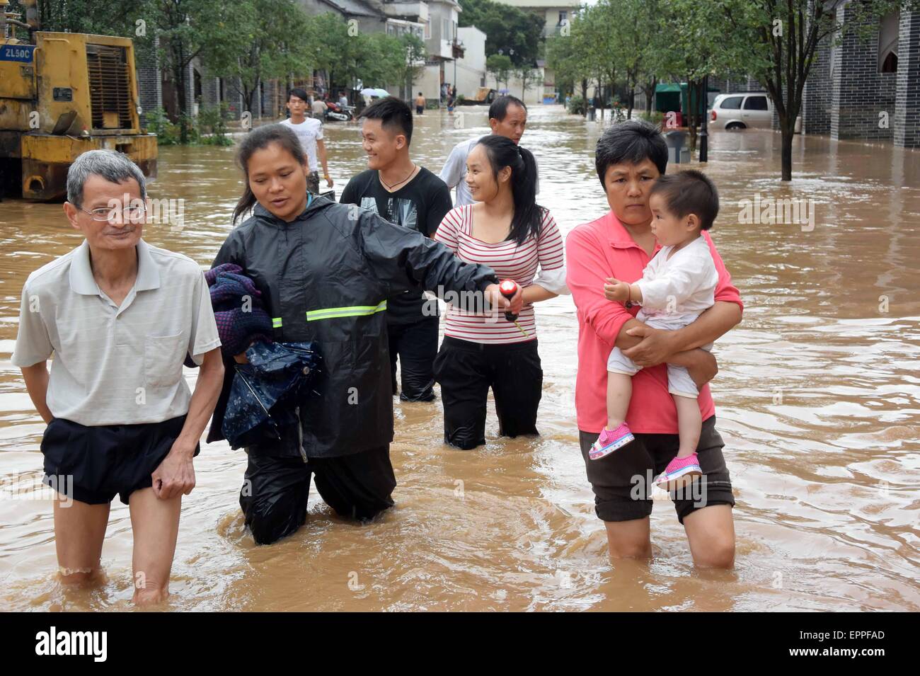 Gongcheng, la région autonome Zhuang du Guangxi. 20 mai, 2015. Les résidents sont évacués vers des lieux sûrs dans Jiahui, Ville de Gongcheng Yao comté autonome du sud-ouest de la Chine, région autonome Zhuang du Guangxi, le 20 mai 2015. Environ 200 000 personnes ont été touchées par de fortes pluies a frappé le Guangxi, mercredi, selon les autorités des affaires civiles de la région. Les tempêtes ont fouetté de grandes parties de l'Afrique, au sud-ouest et le centre de la Chine depuis le week-end, touchant plus de 1 millions de personnes et faisant au moins 15 morts et 7 autres portés disparus. Credit : Zhou Hua/Xinhua/Alamy Live News Banque D'Images
