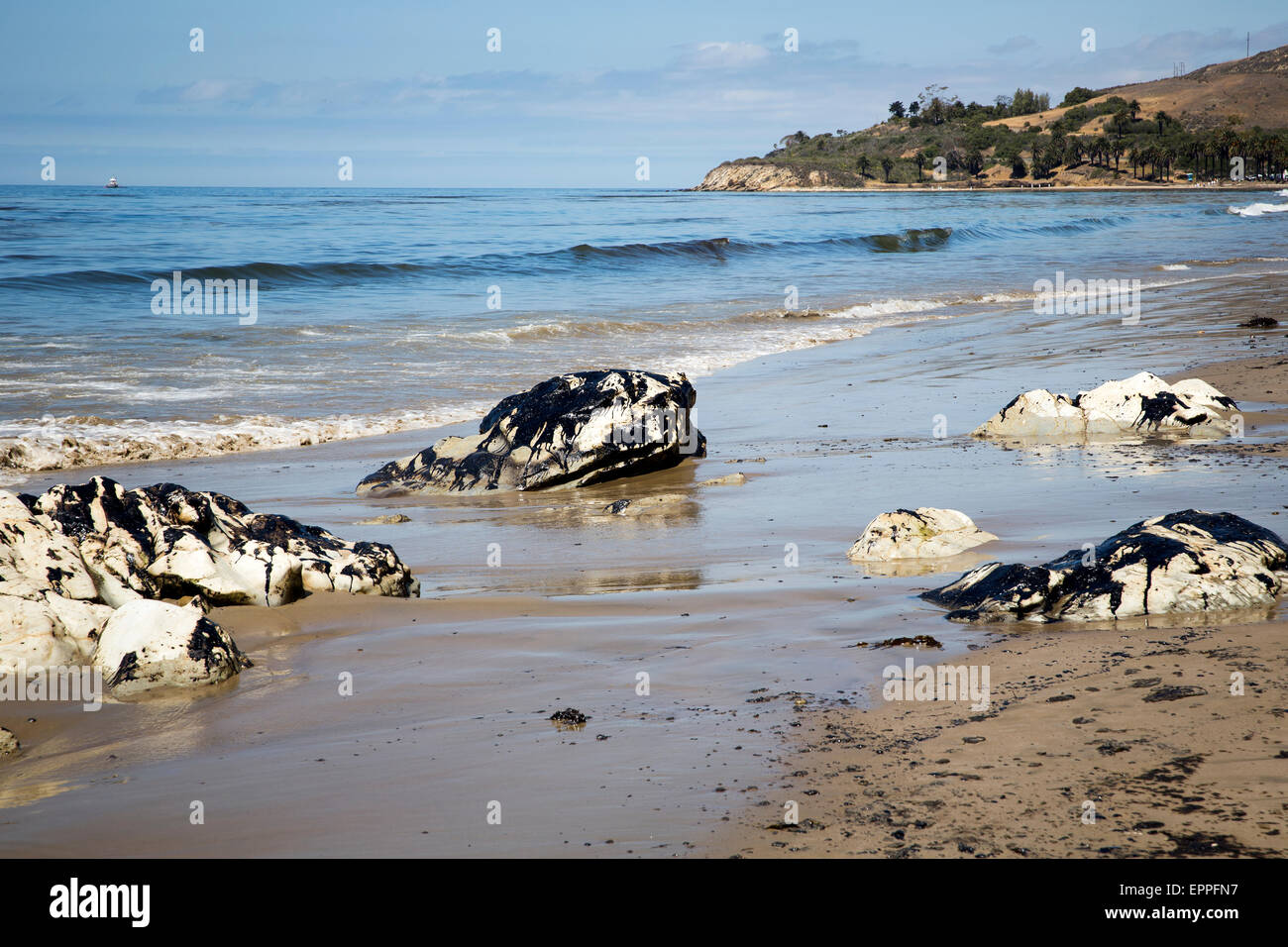 Refugio State Beach, Santa Barbara, Californie, USA. 20 mai, 2015. Les taches d'huile sur la rive près de Refugio State Beach à Santa Barbara, Californie, le 20 mai 2015. Crédit : Scott London/Alamy Live News Banque D'Images