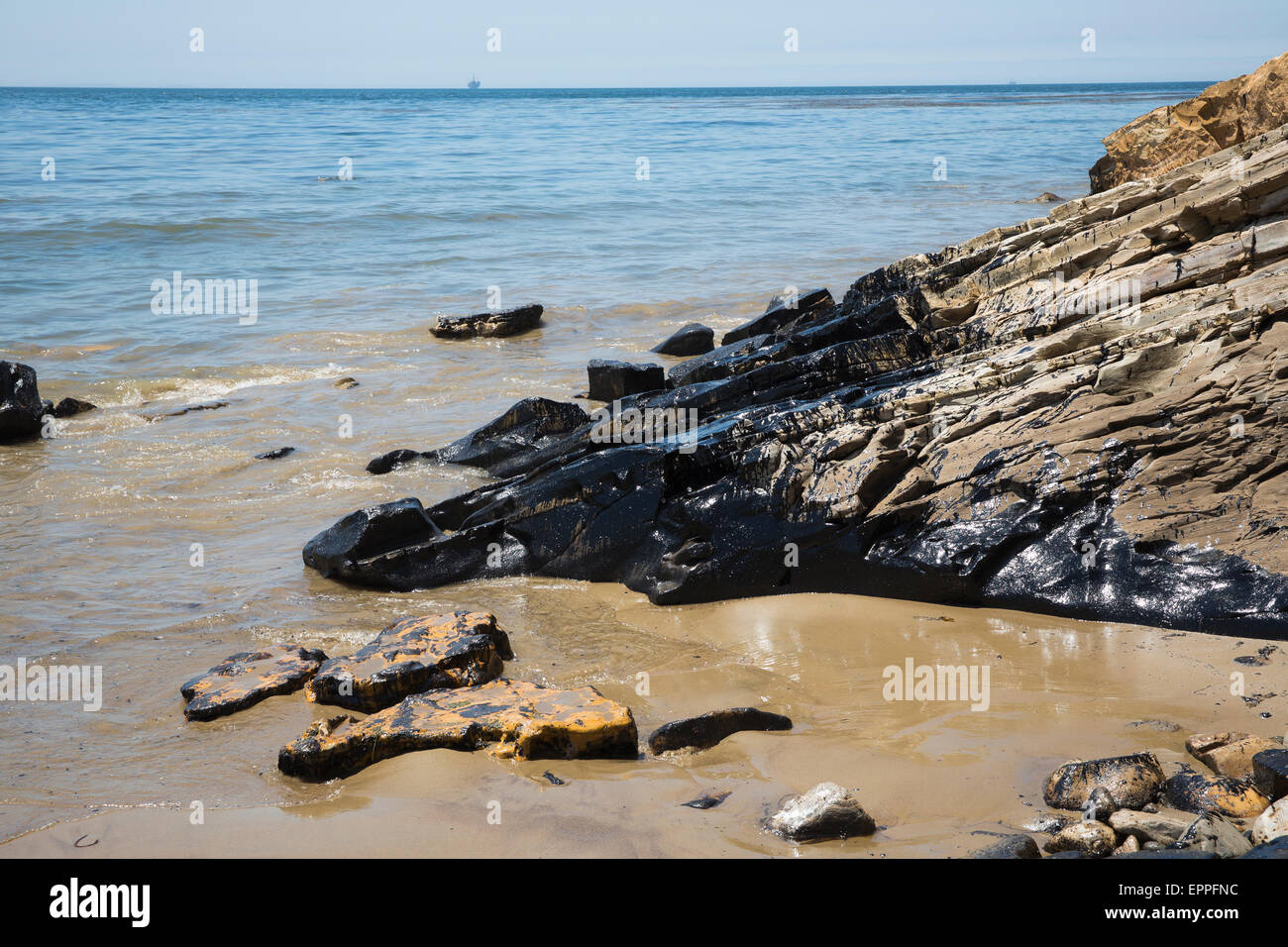 Refugio State Beach, Santa Barbara, Californie, USA. 20 mai, 2015. L'huile recouvre les rochers près de Refugio State Beach après la rupture d'un pipeline d'huile déversements le long de la côte de Santa Barbara en Californie du Sud le 20 mai 2015. Crédit : Scott London/Alamy Live News Banque D'Images