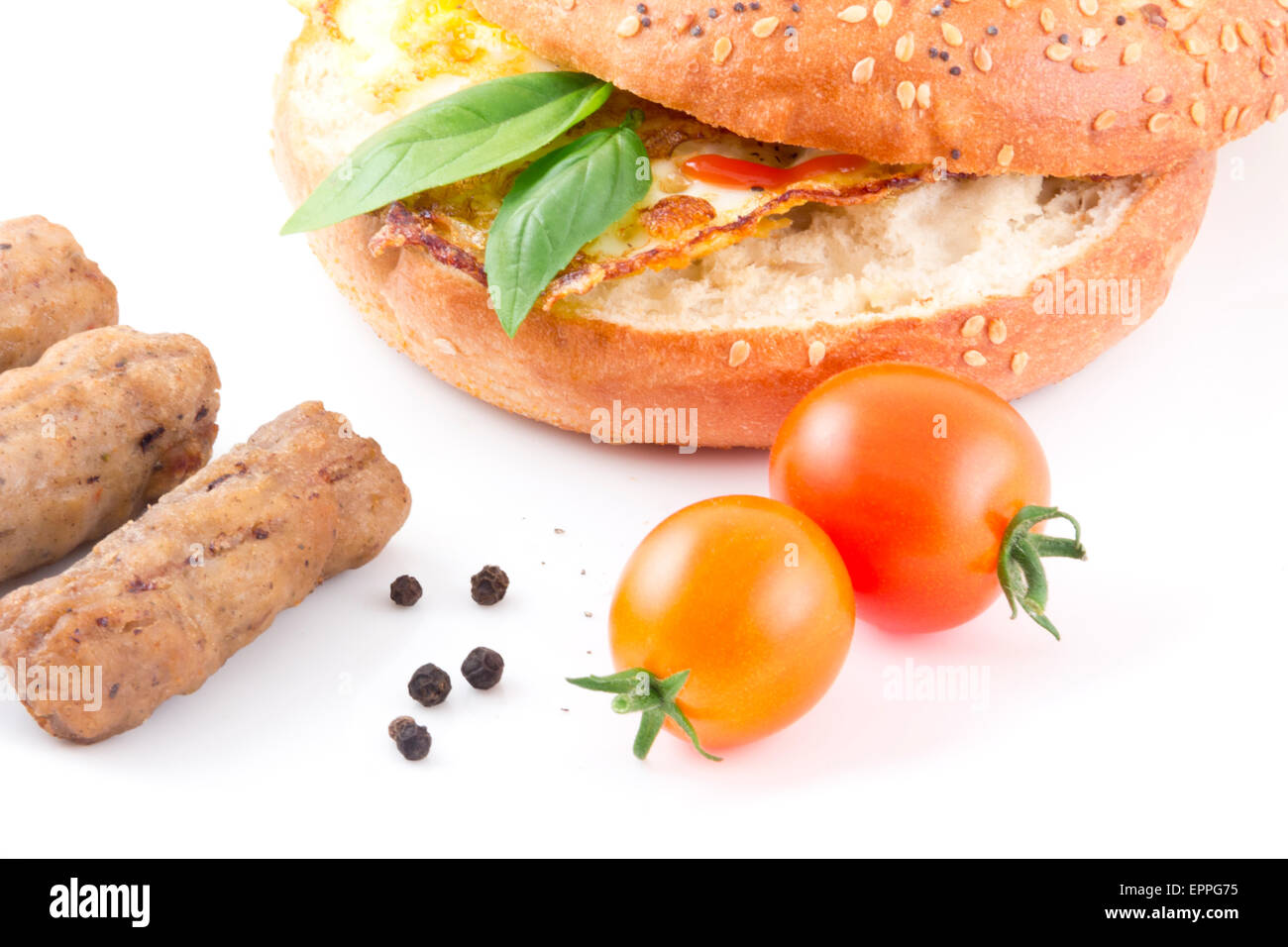 Yummy tout sain bagel avec saucisses et tomates cerises Banque D'Images